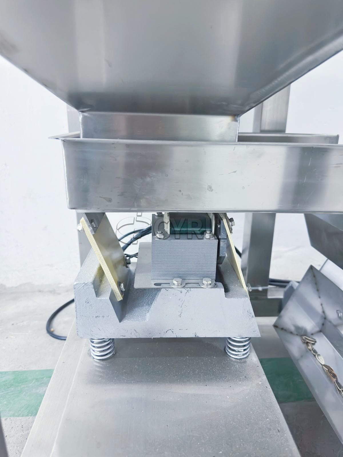 Four-head weighing granule filling machine