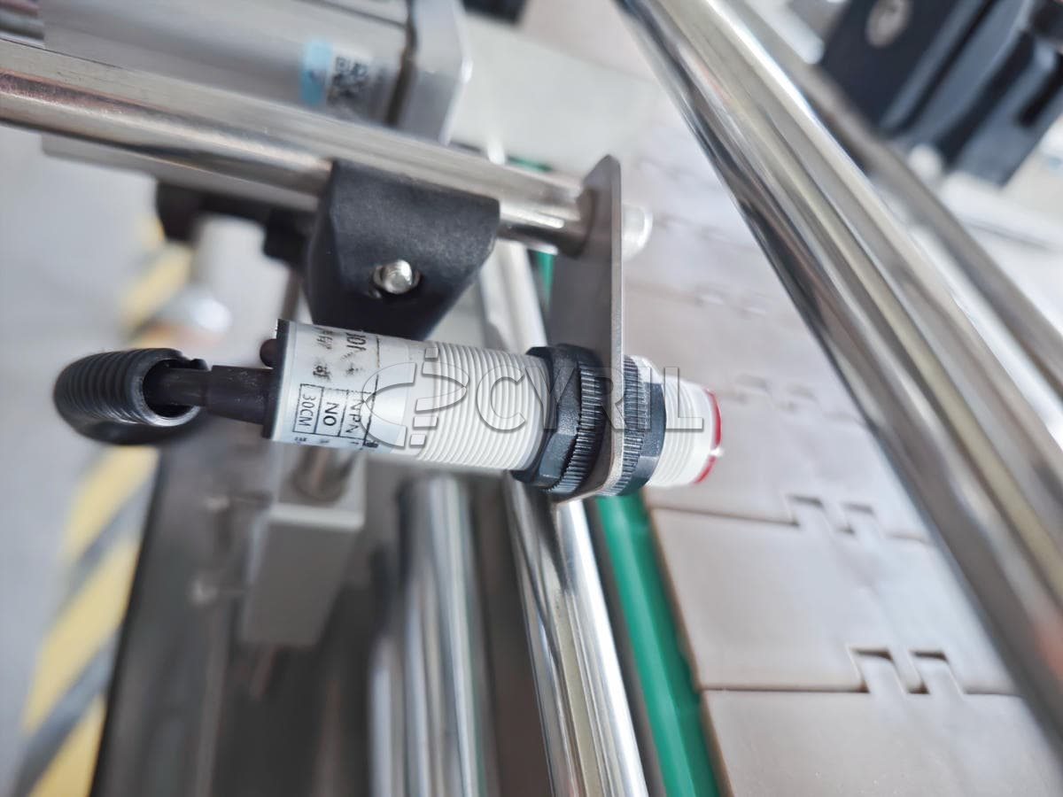 Fully automatic four-head liquid filling machine