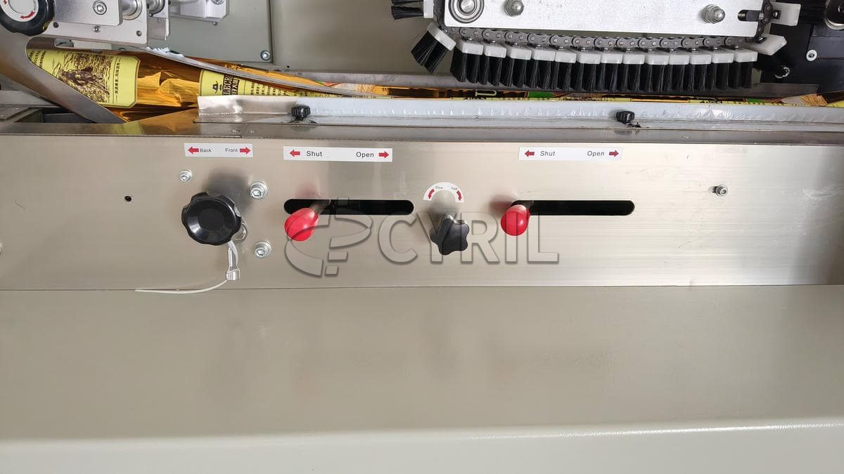 Pillow packaging machine + upper paper feeding + brush