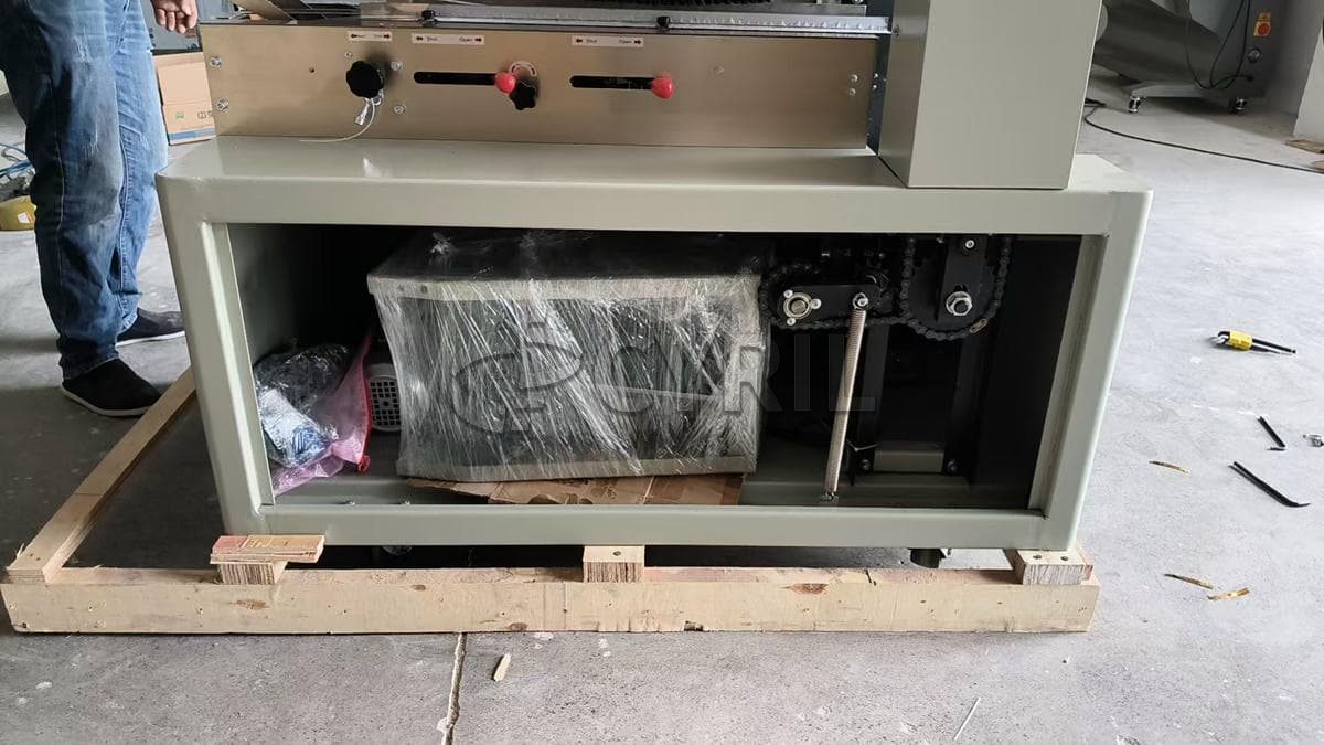 Pillow packaging machine + upper paper feeding + brush