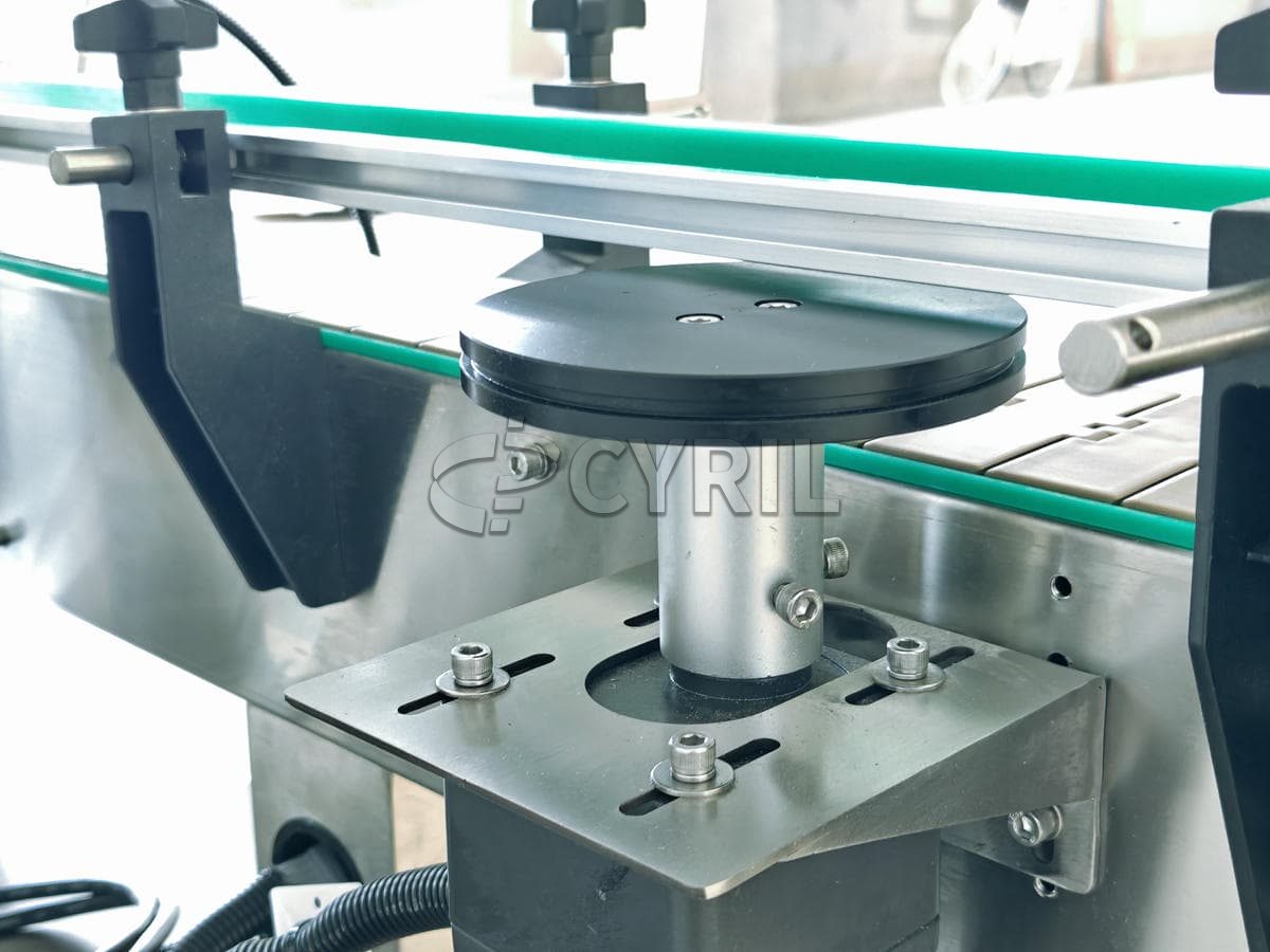 Single side labeling machine
