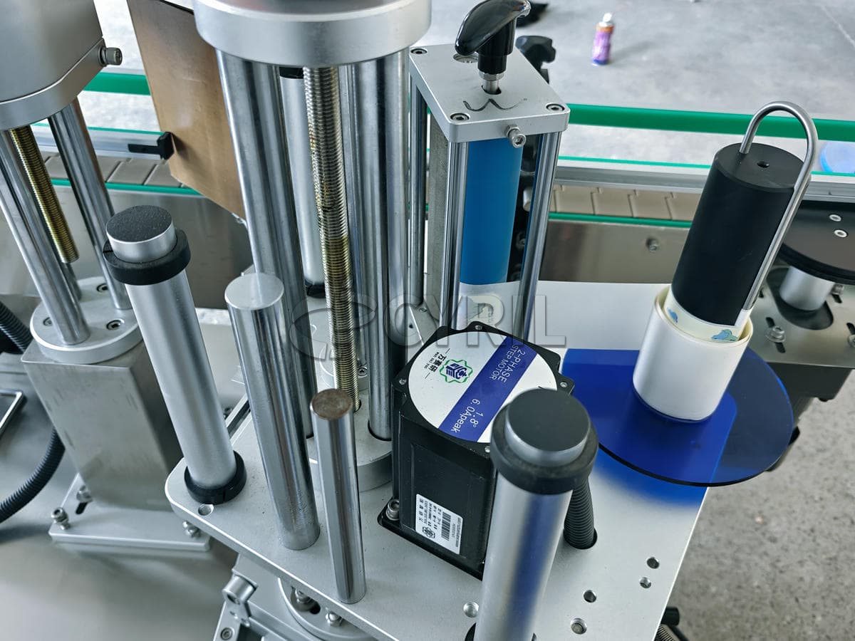 Single side labeling machine
