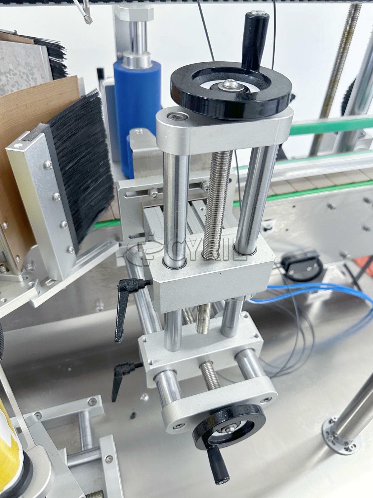 Fully automatic double side labeling machine