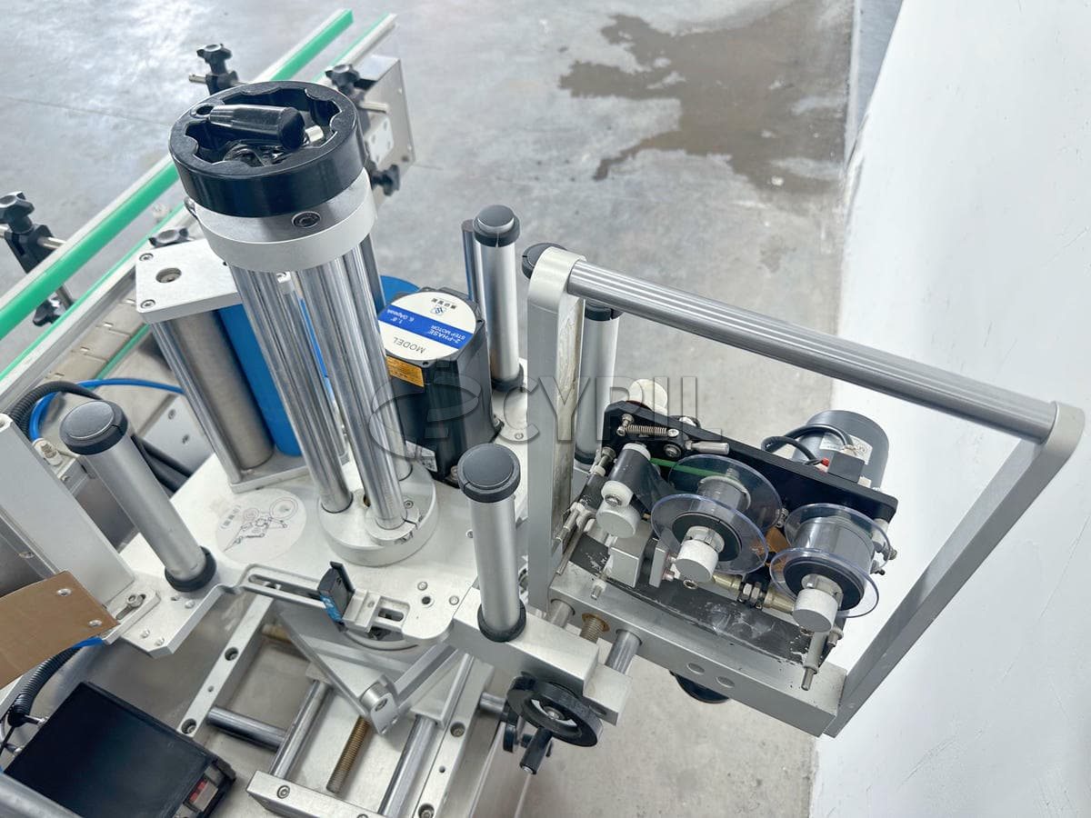 Fully automatic flat labeling machine