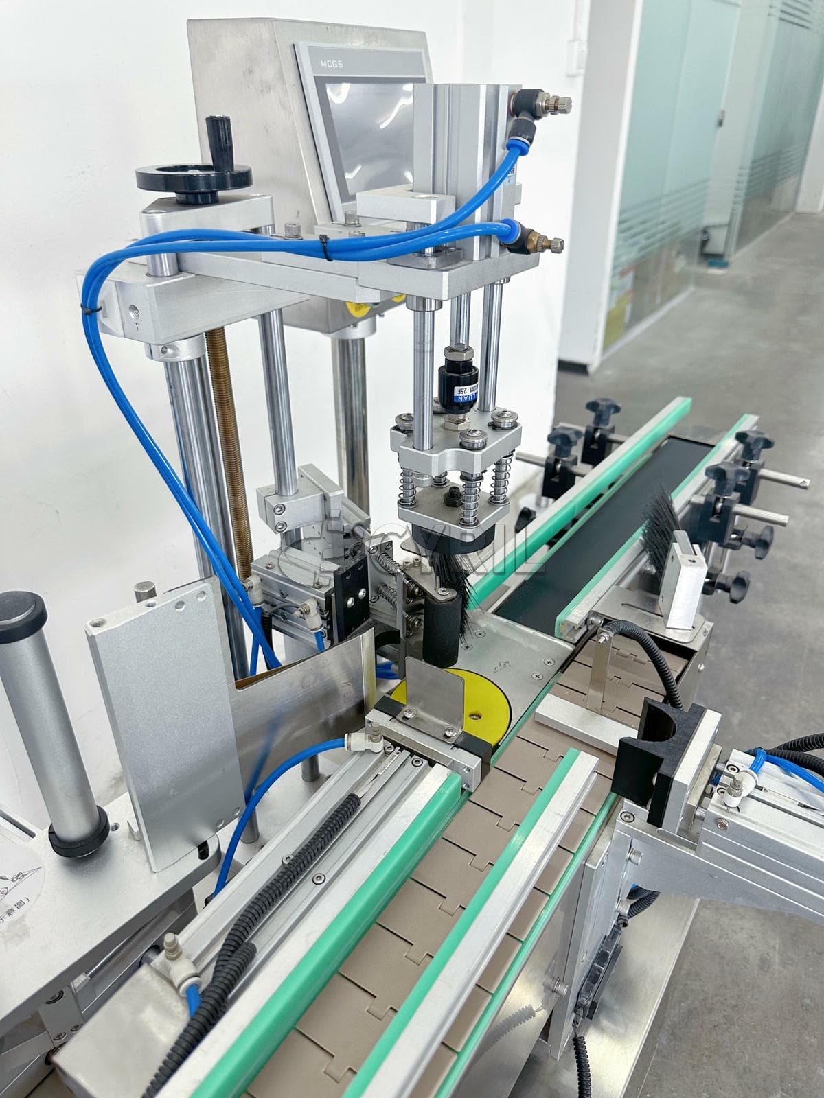 Fully automatic flat labeling machine