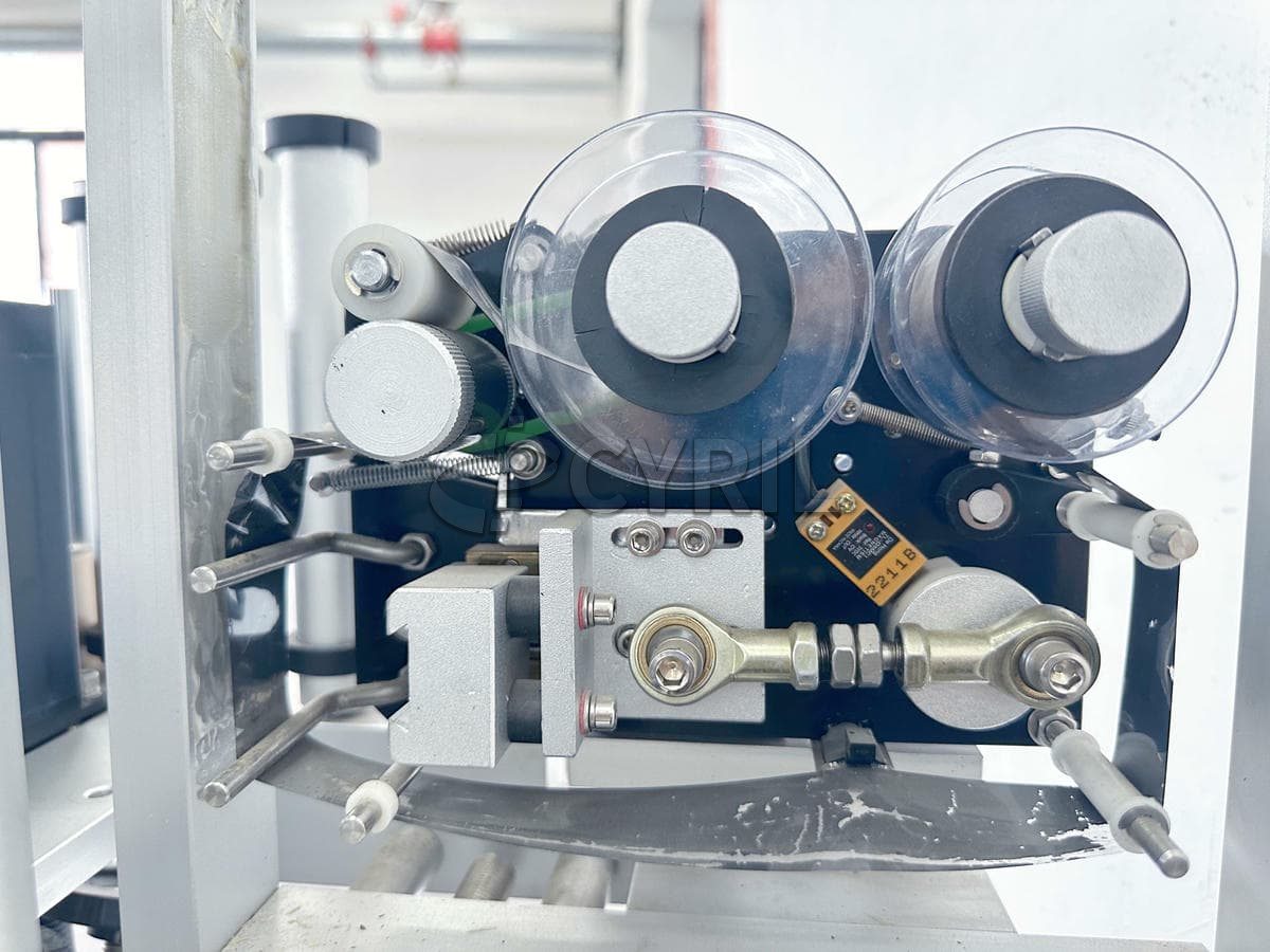 Fully automatic flat labeling machine