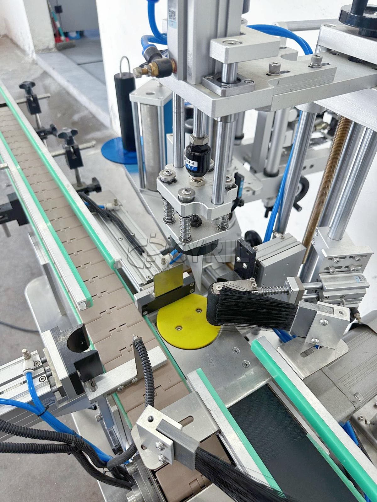 Fully automatic multi-sided bottle labeling machine