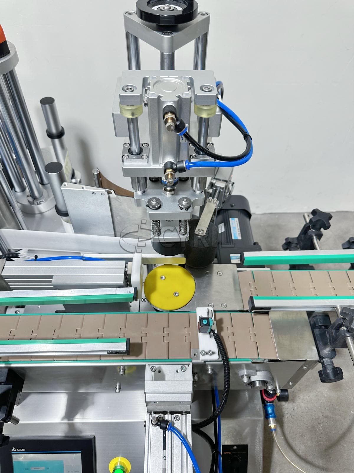 Desktop fully automatic multi-sided bottle labeling machine