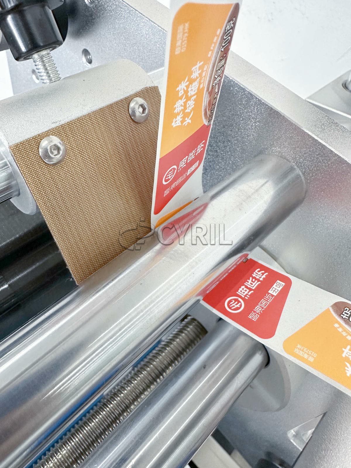Fully automatic roller flat labeling machine