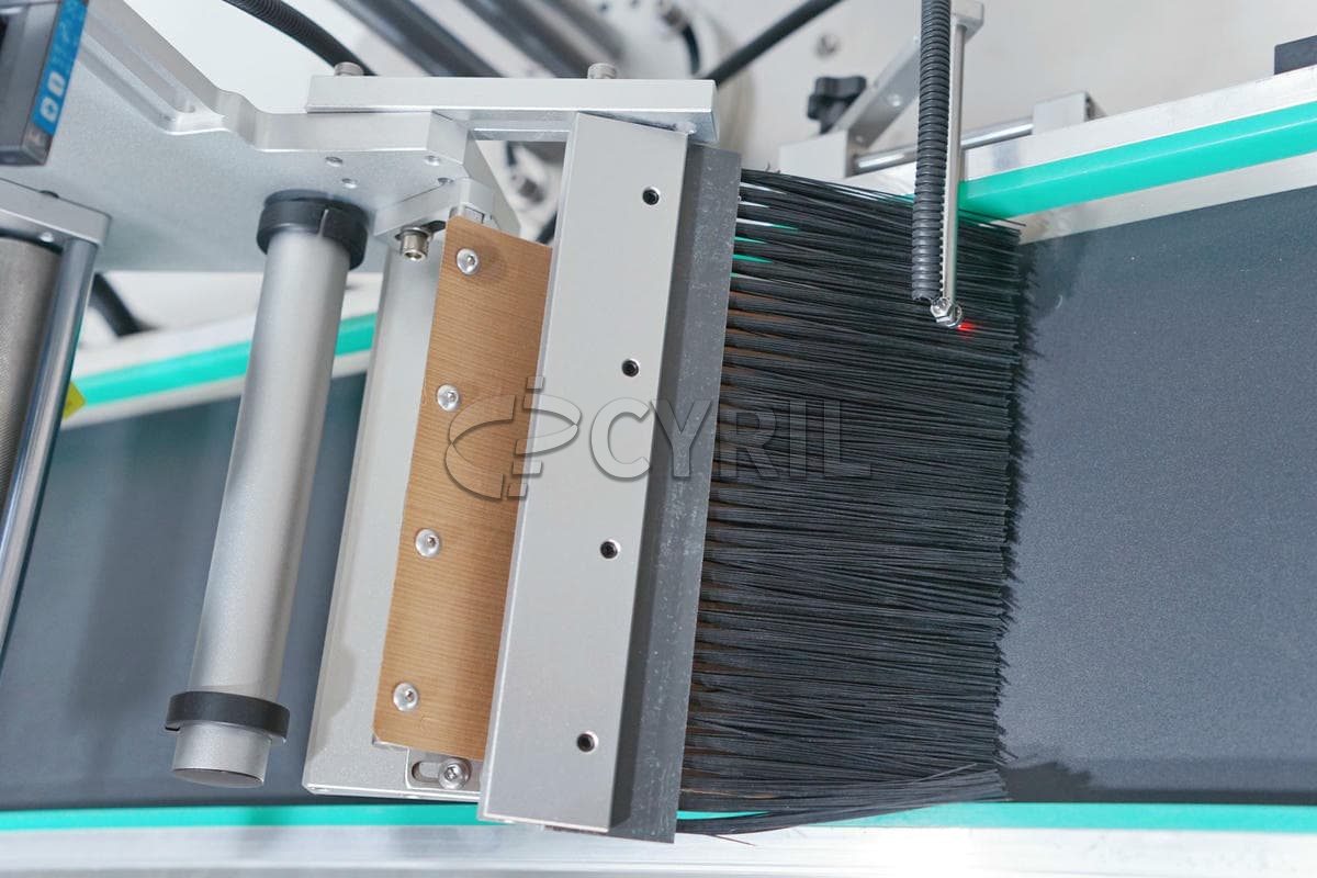 Fully automatic flat labeling machine