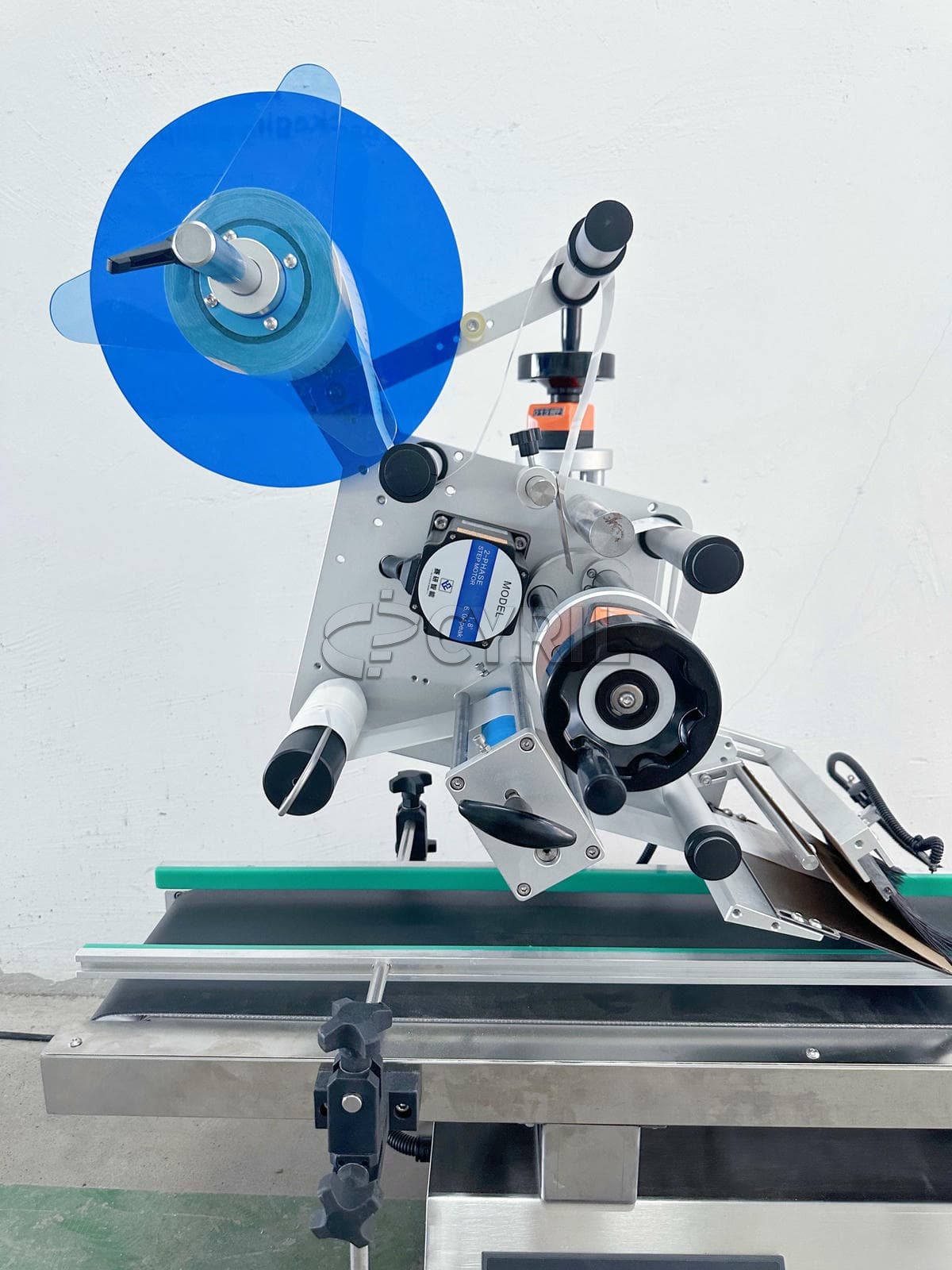 Standard desktop flat labeling machine