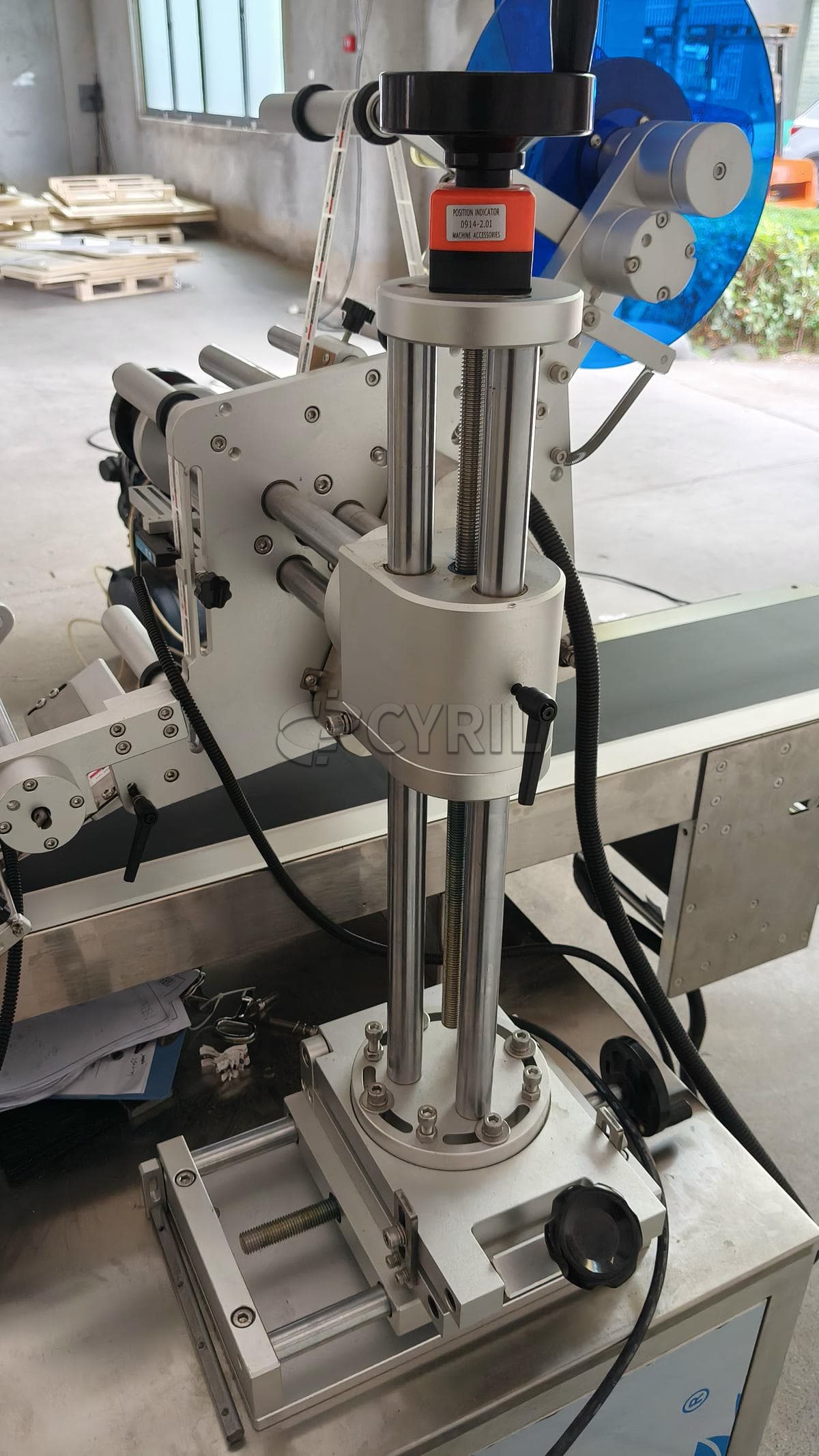Upper and lower plane labeling machine