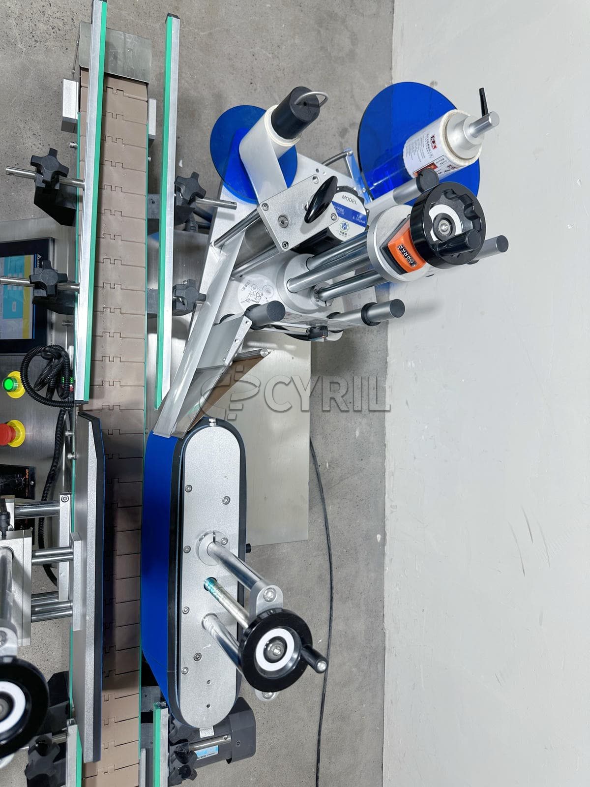 Standard desktop round bottle rolling labeling machine