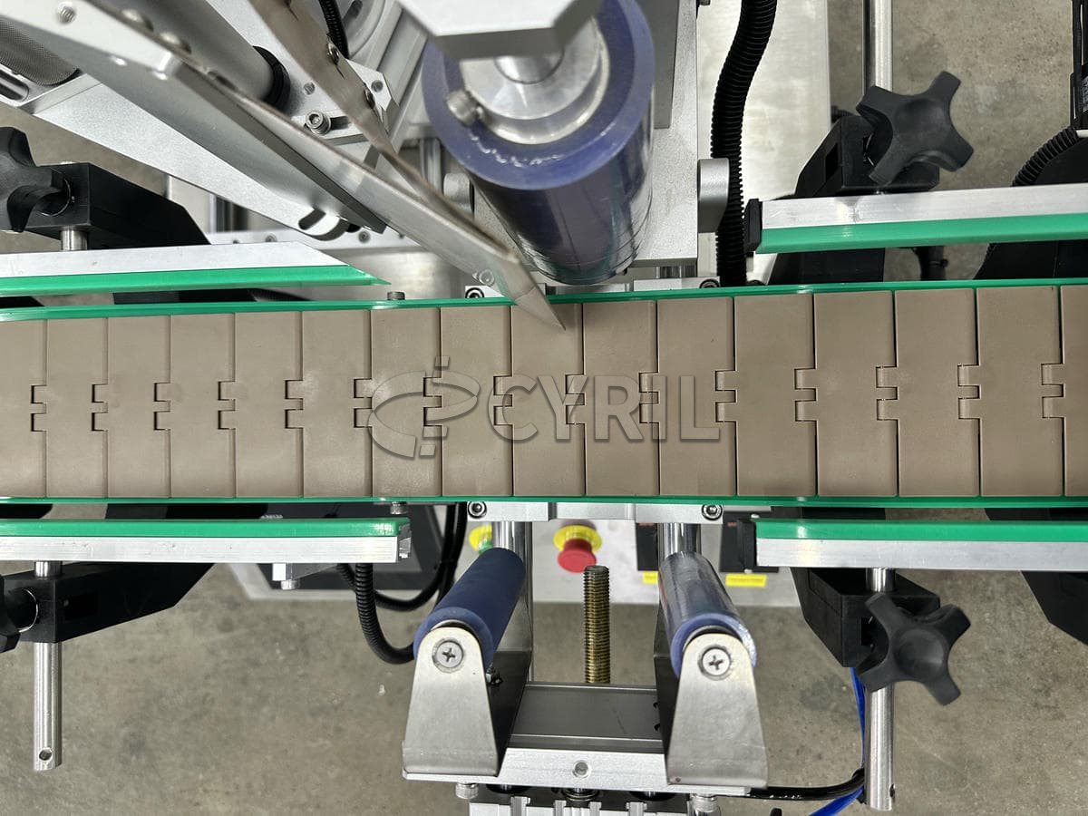 Standard desktop round bottle positioning labeling machine