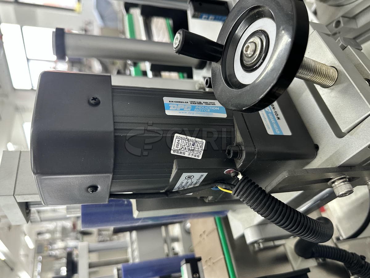 Standard desktop round bottle positioning labeling machine