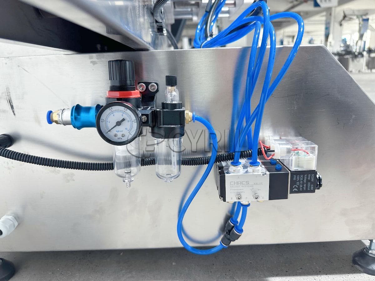 Desktop fully automatic three-wheel capping machine