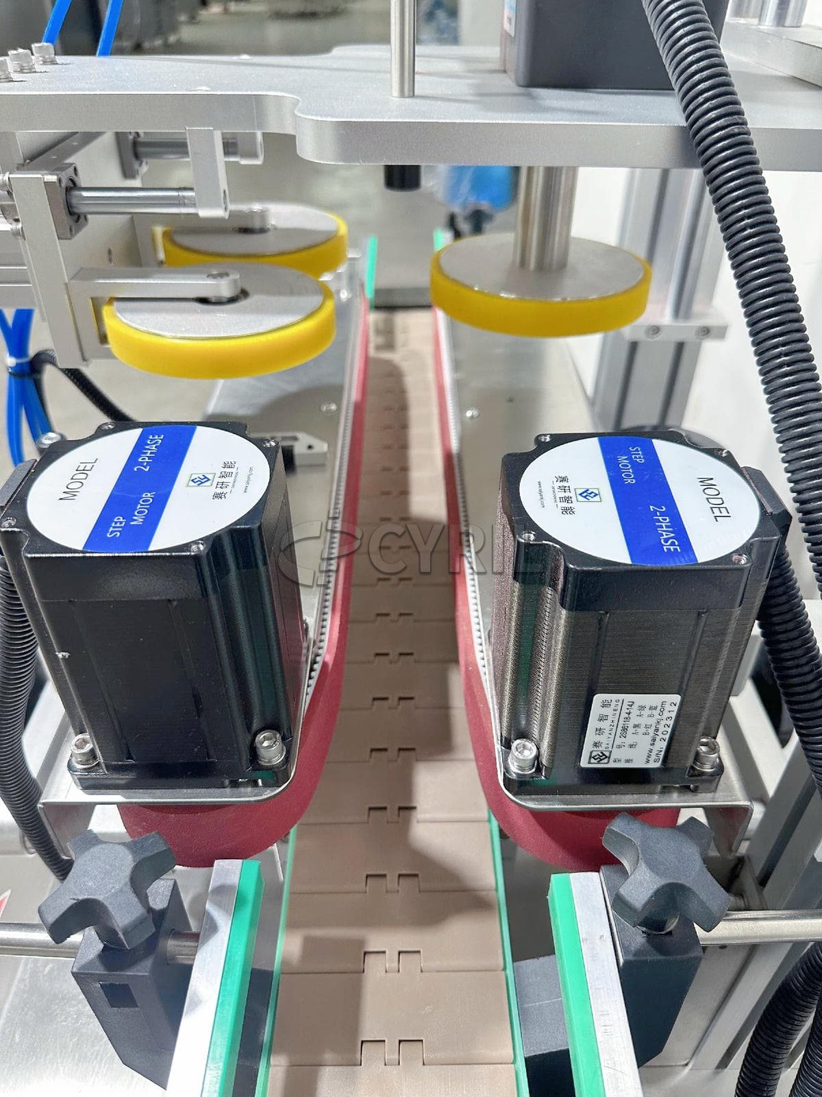 Desktop fully automatic three-wheel capping machine