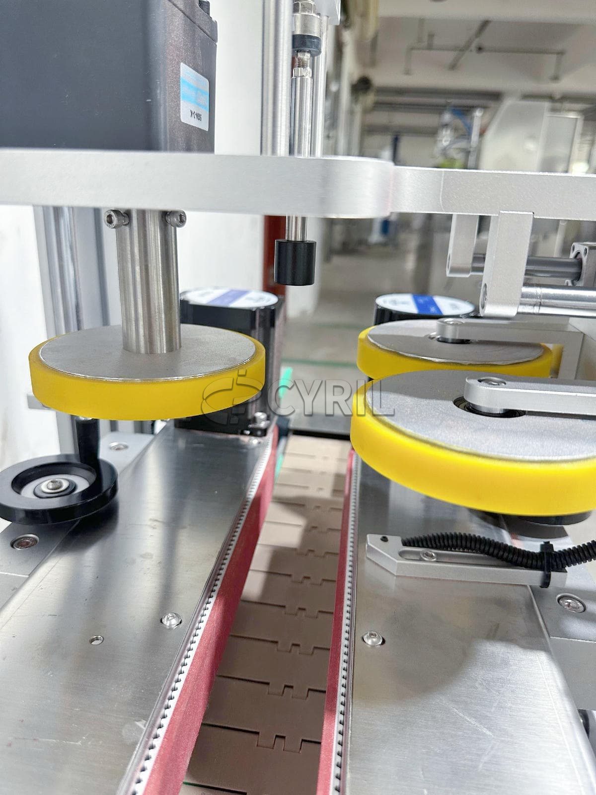 Desktop fully automatic three-wheel capping machine