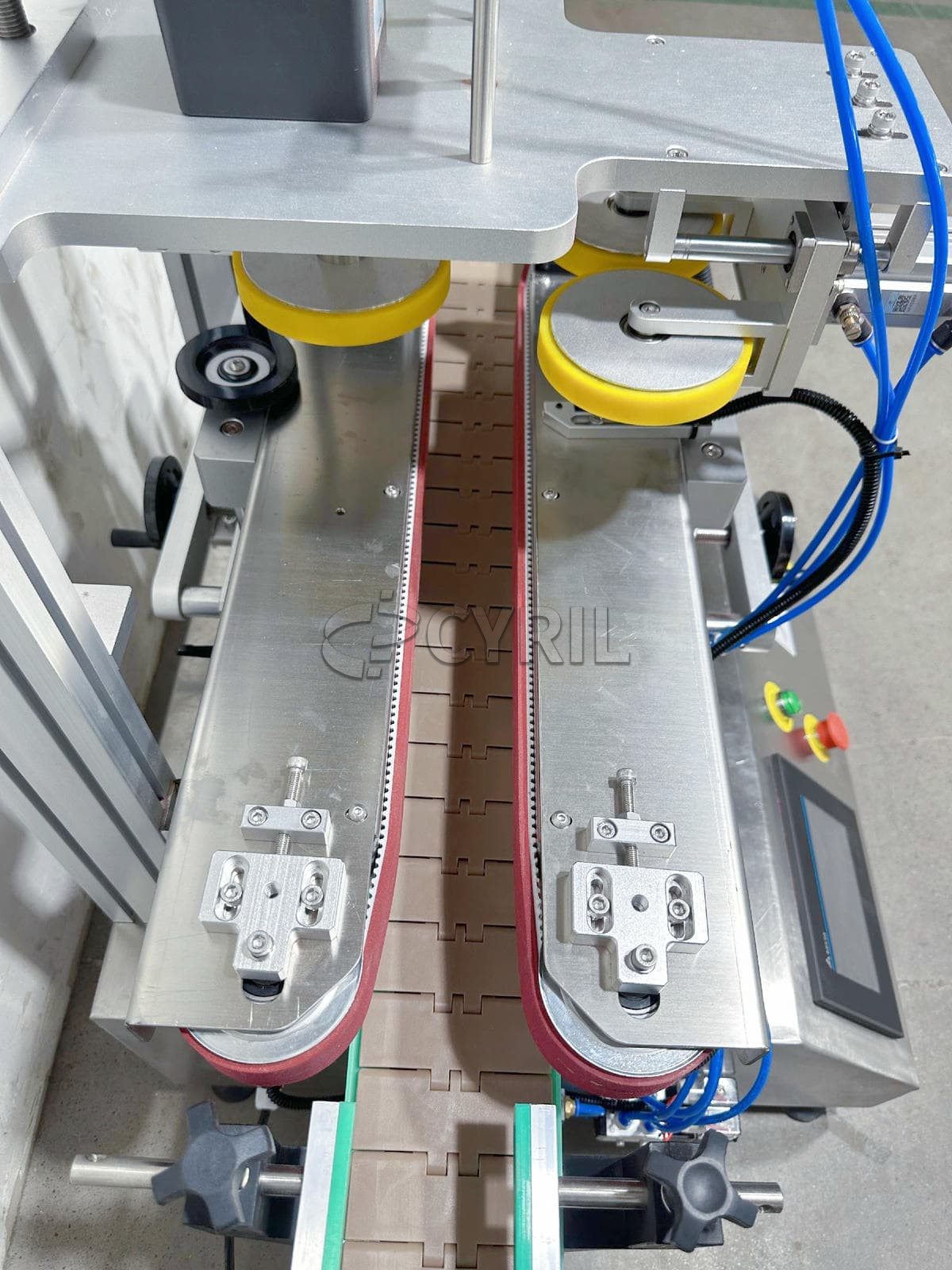 Desktop fully automatic three-wheel capping machine
