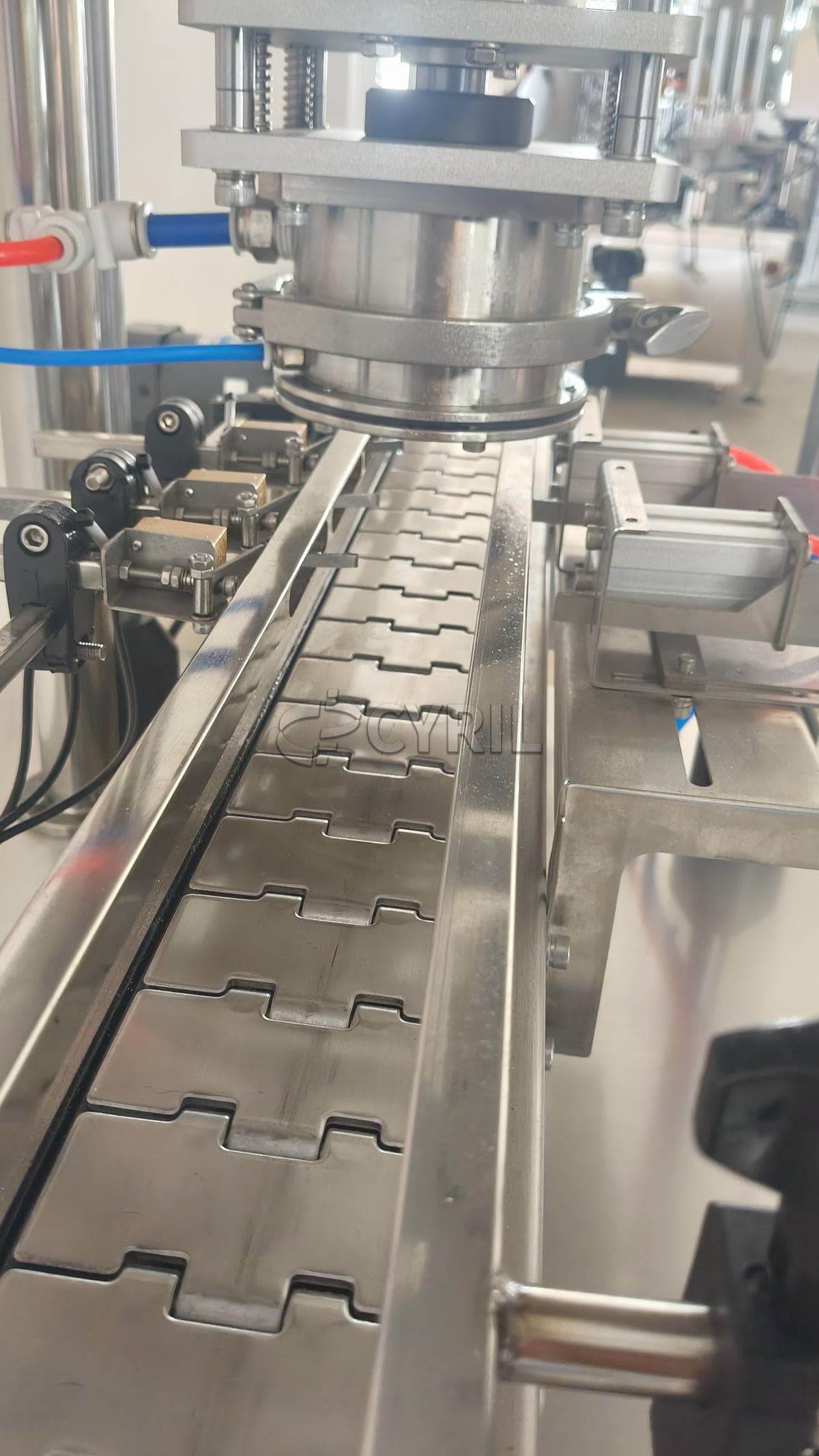 Fully automatic single-head vacuum capping machine