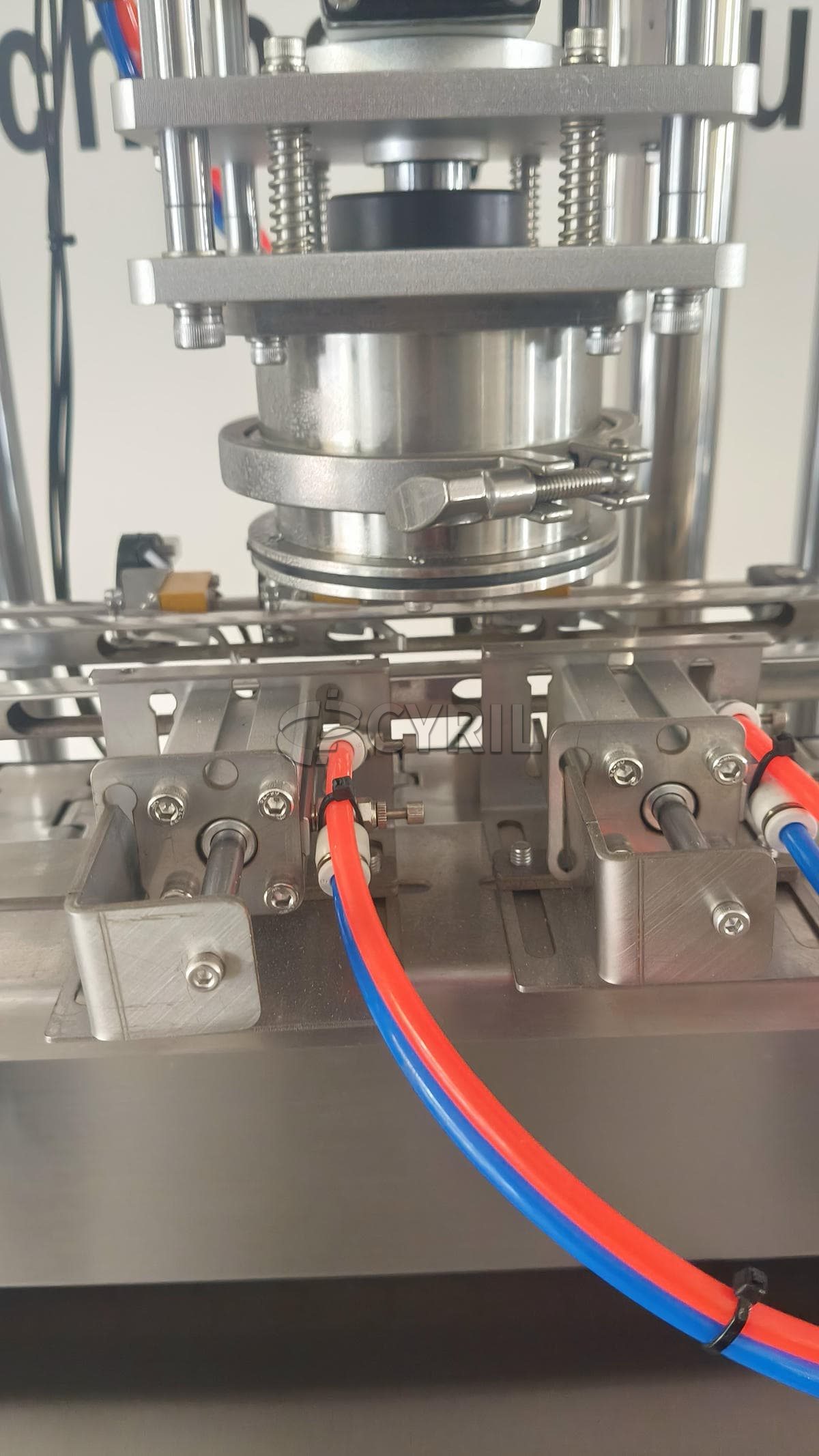 Fully automatic single-head vacuum capping machine
