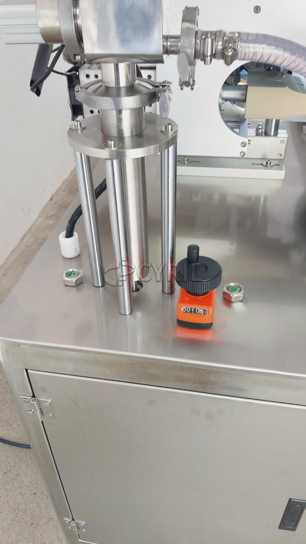 Fully automatic turntable filling and sealing machine