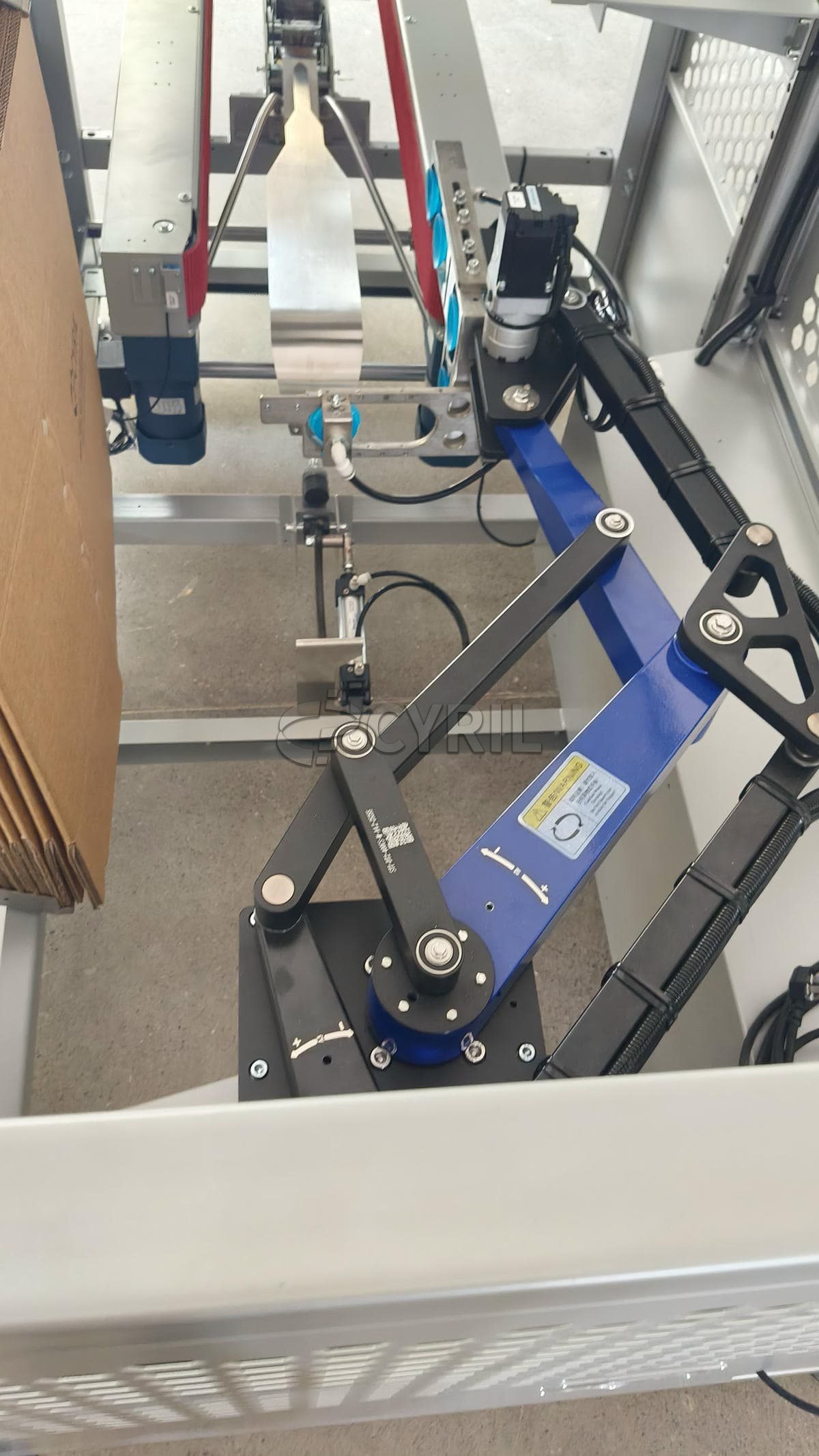 Unpacking and sealing machine