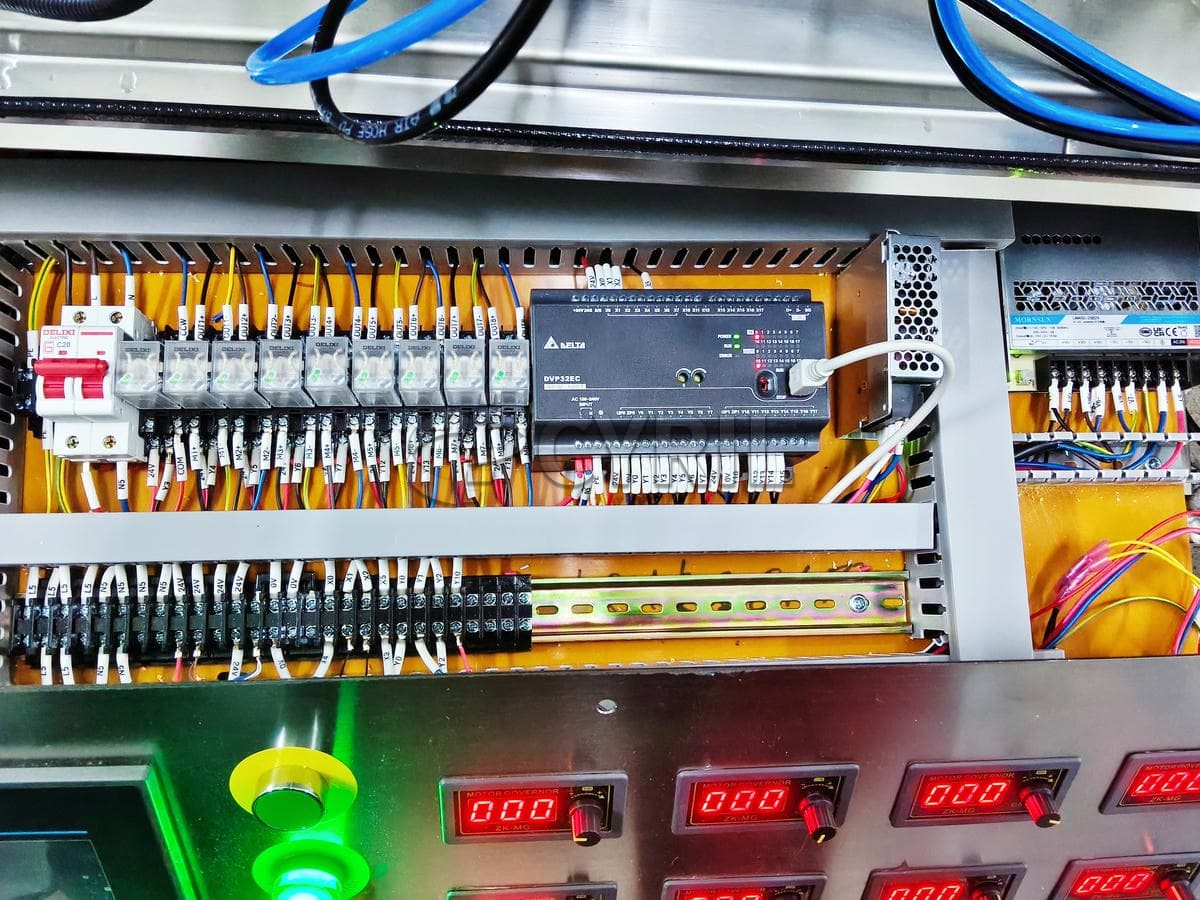 Desktop eight-head magnetic pump filling machine