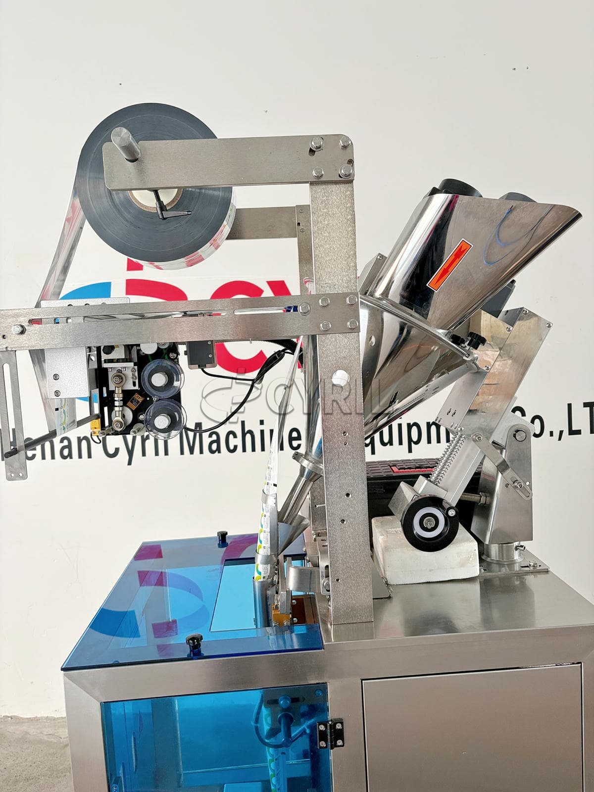 Rounded corner special-shaped powder packaging machine