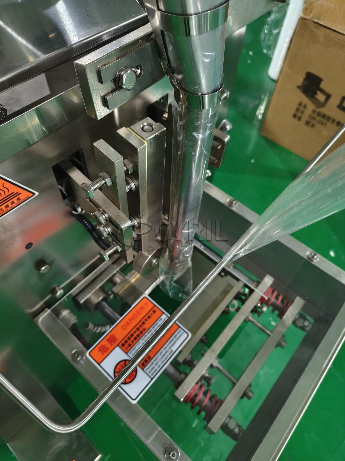 Incline push back seal transparent bag powder packaging machine