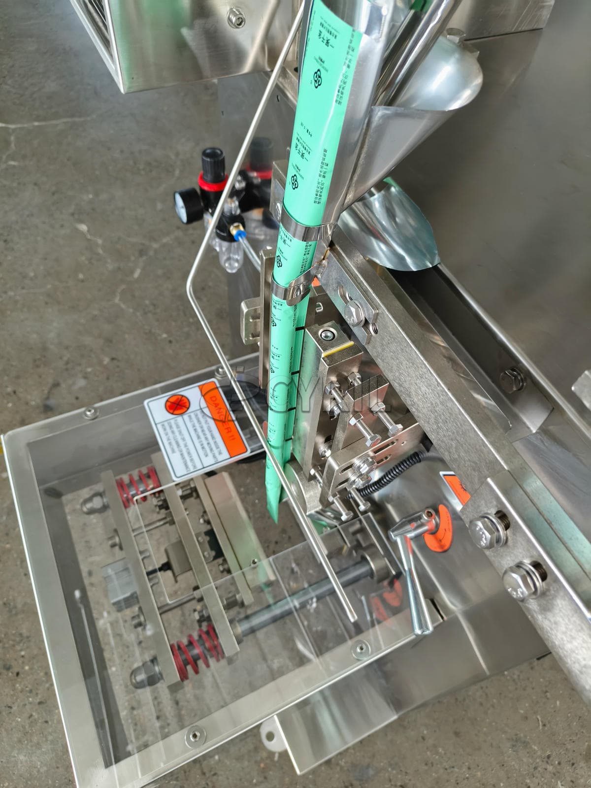Incline push back seal pouch powder packaging machine