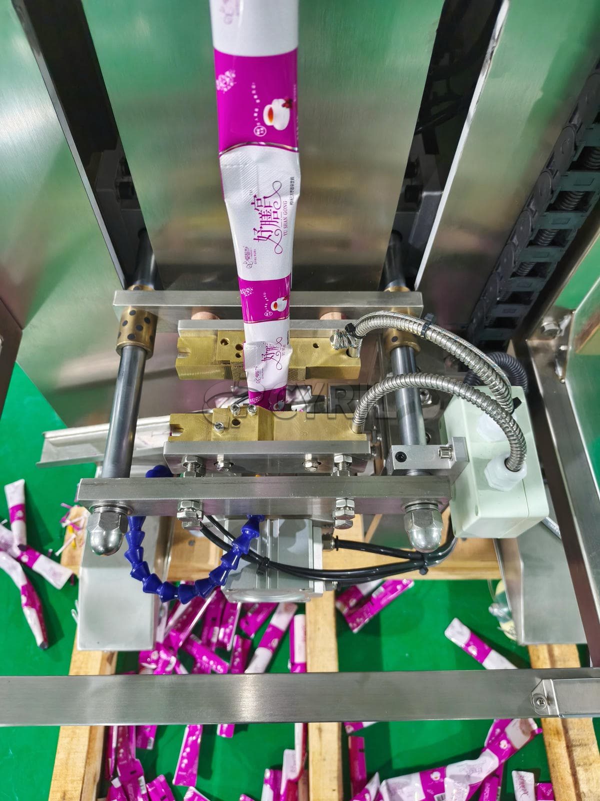 Direct push back seal rounded corner powder packaging machine