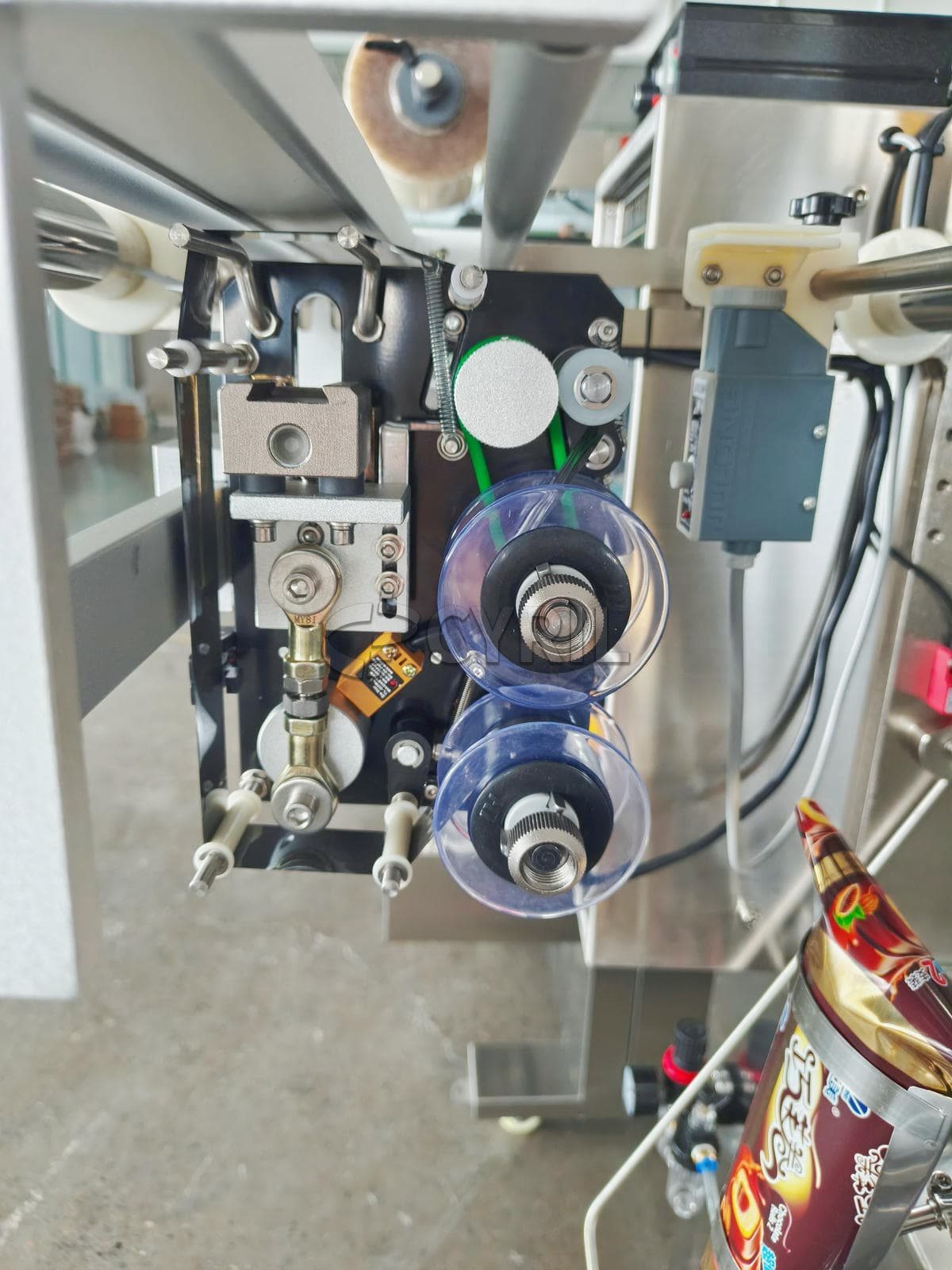 Paste packaging machine + gear pump + round bucket stirring and heating + back sealing