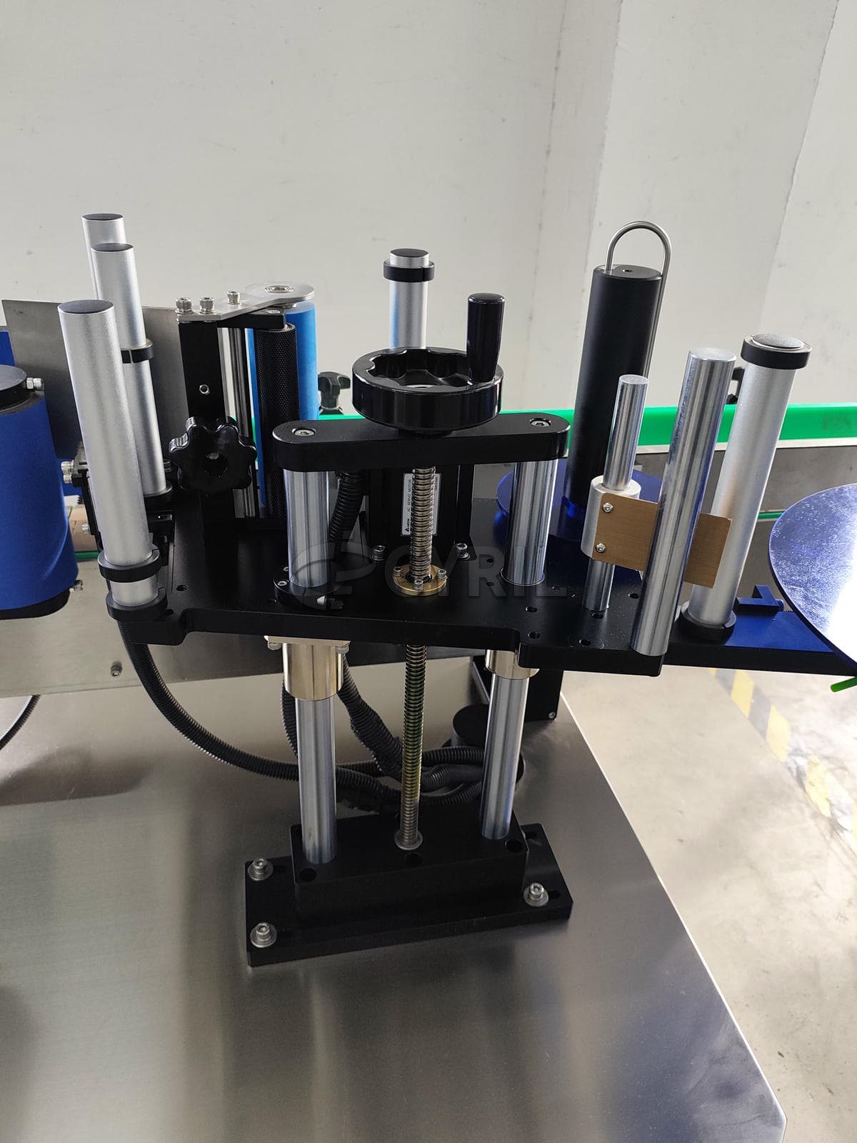 Multifunctional labeling machine