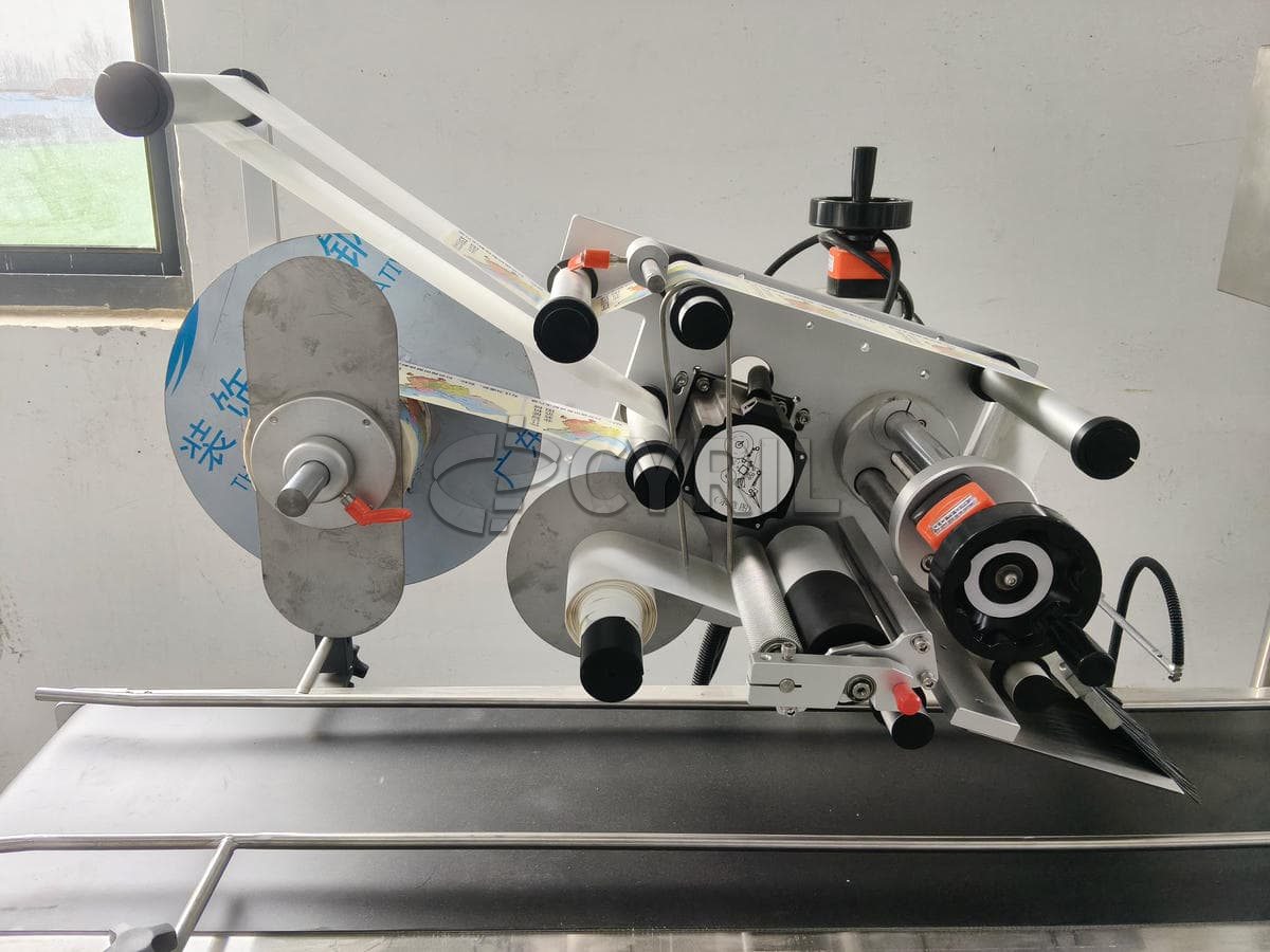 Flat labeling machine