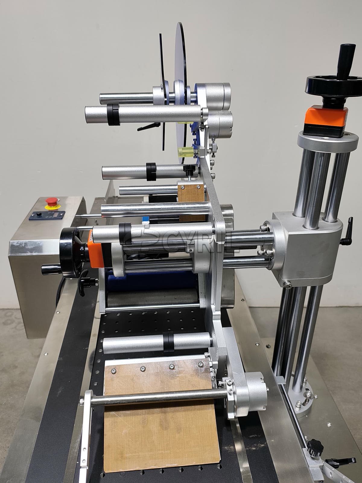 Paging hopper flat labeling machine