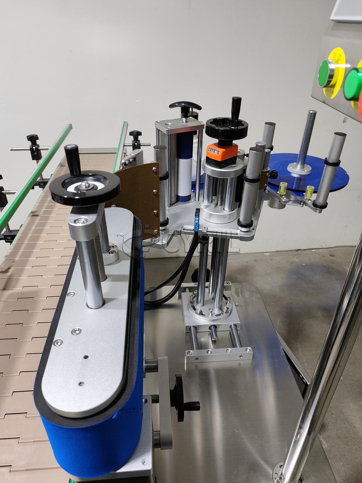 Paging hopper flat labeling machine