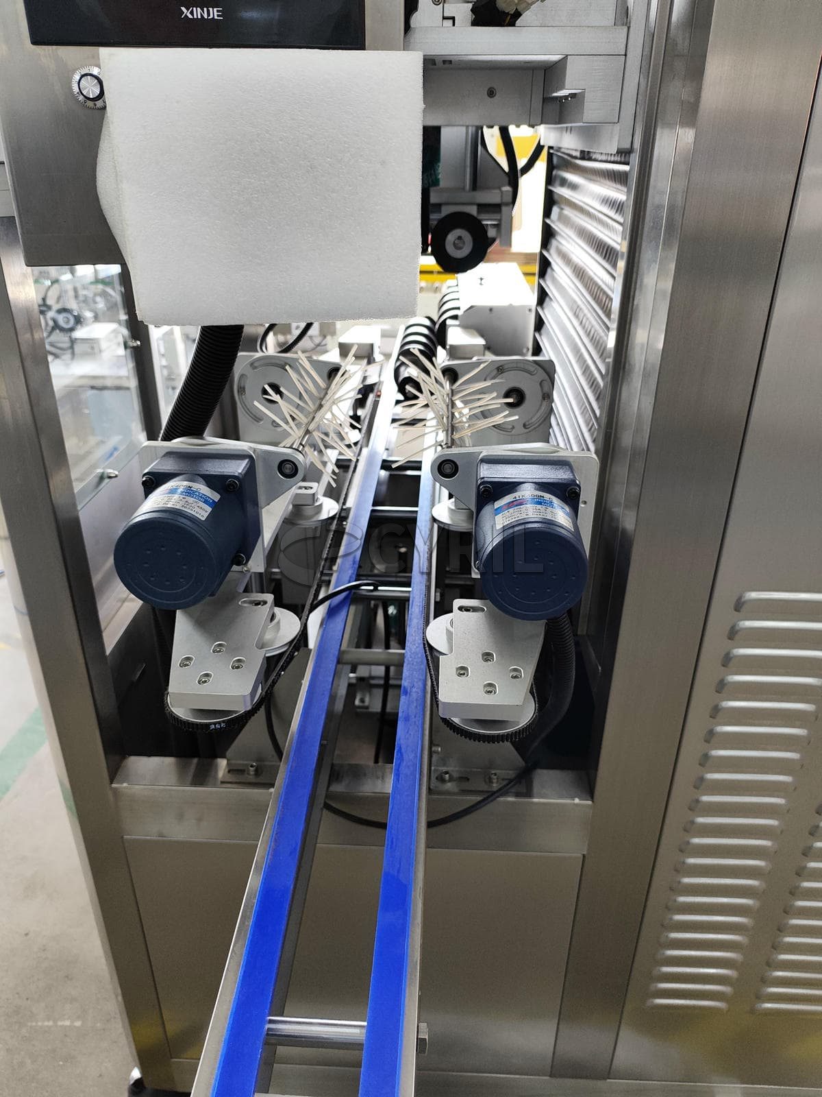 Sleeve labeling machine