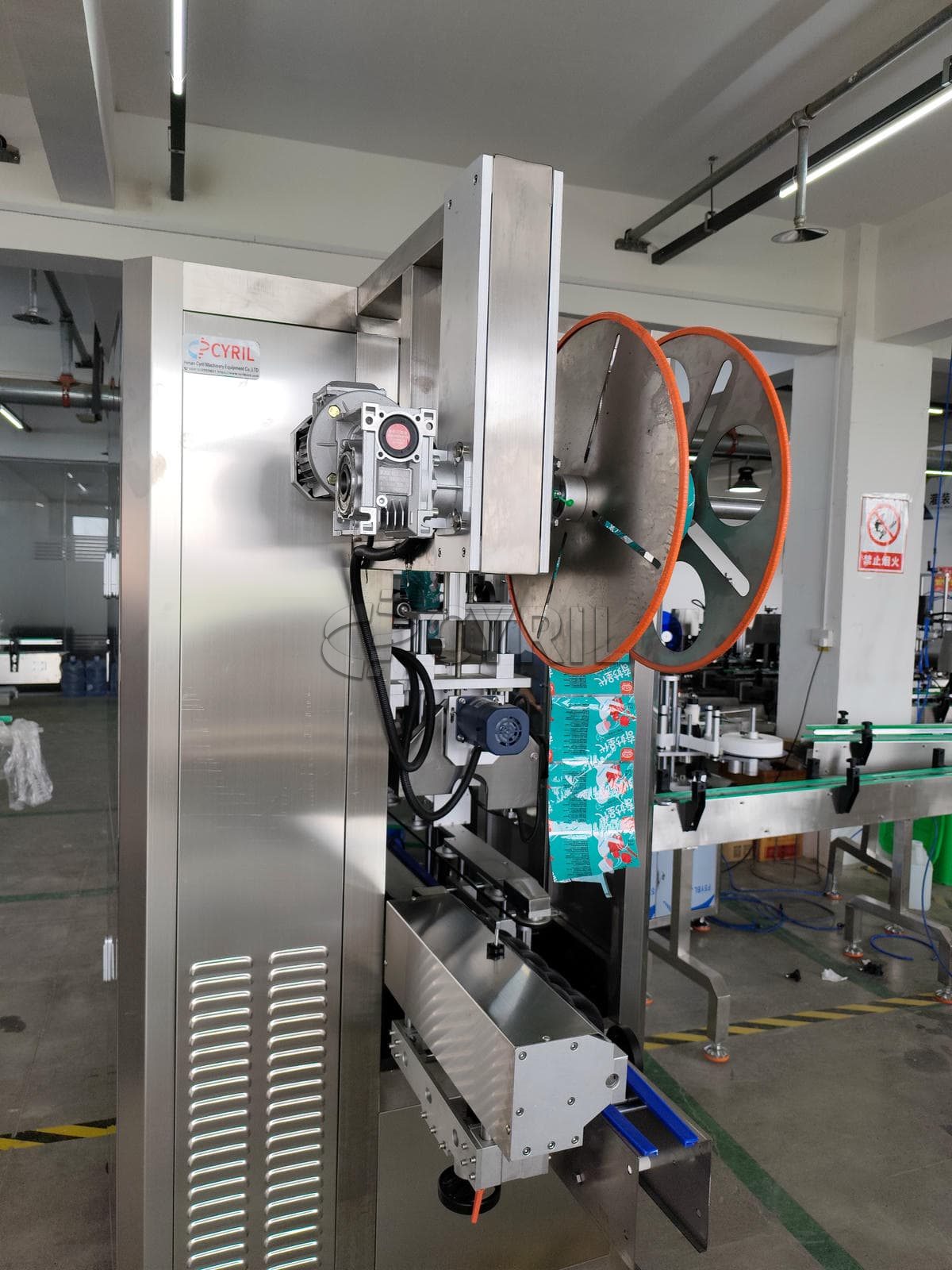 Sleeve labeling machine