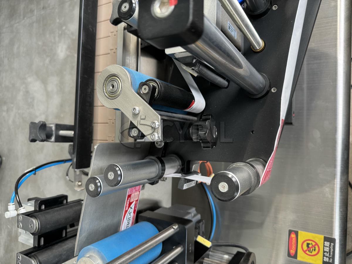 Round bottle positioning labeling machine