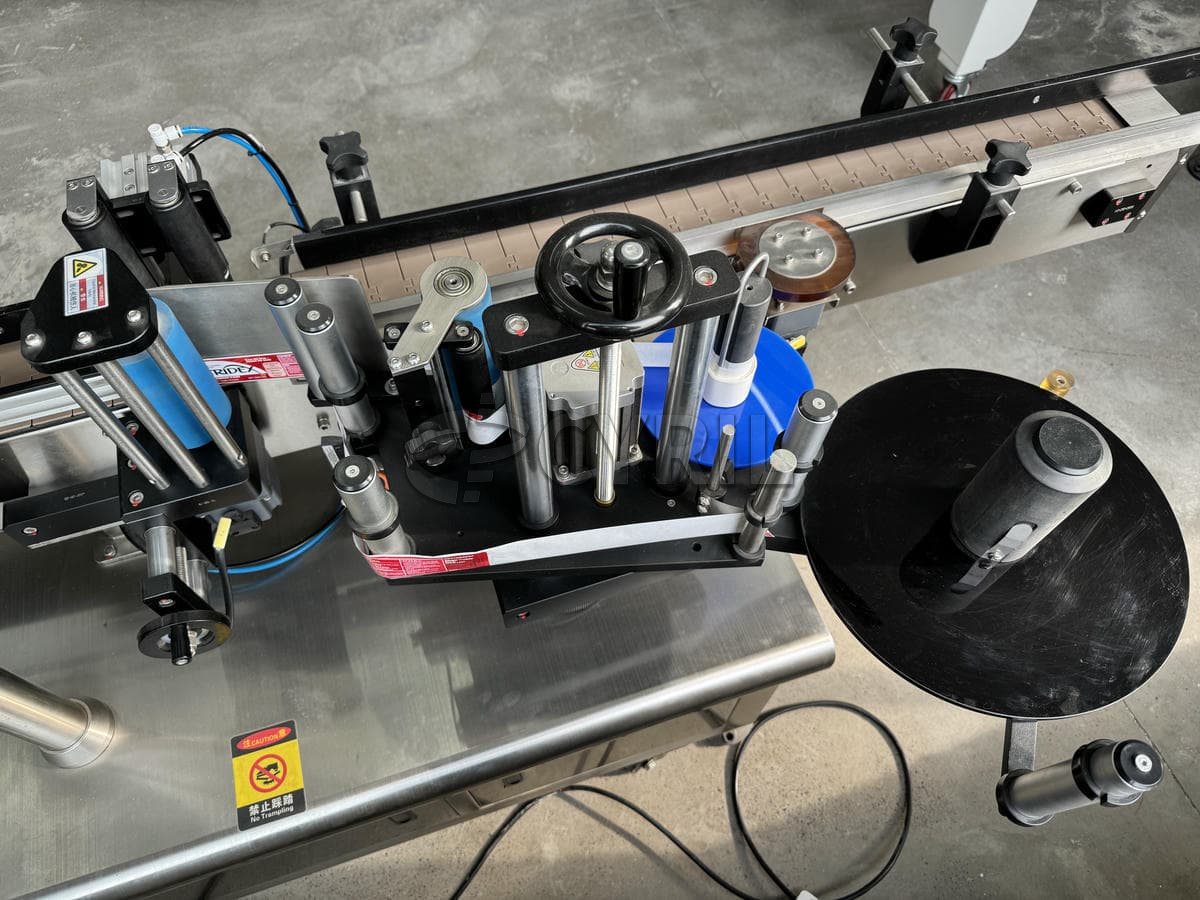 Round bottle positioning labeling machine