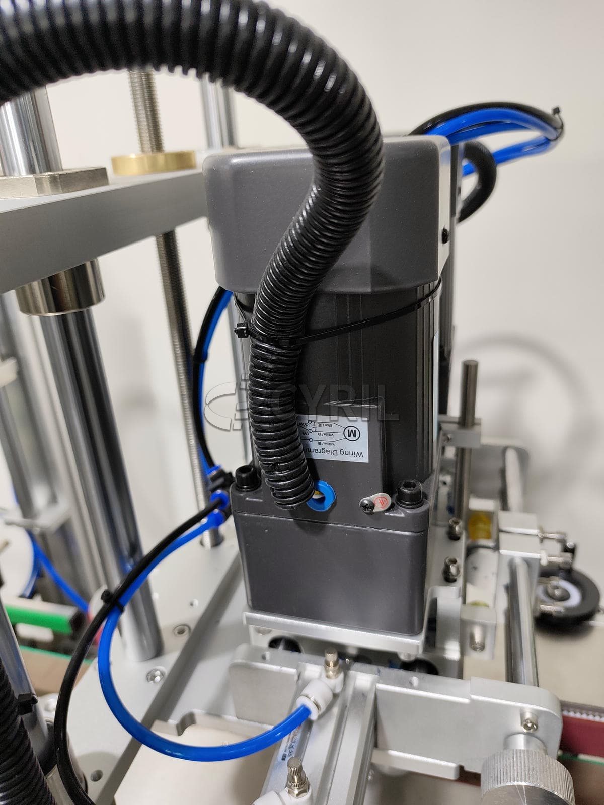 Four-wheel capping and capping machine