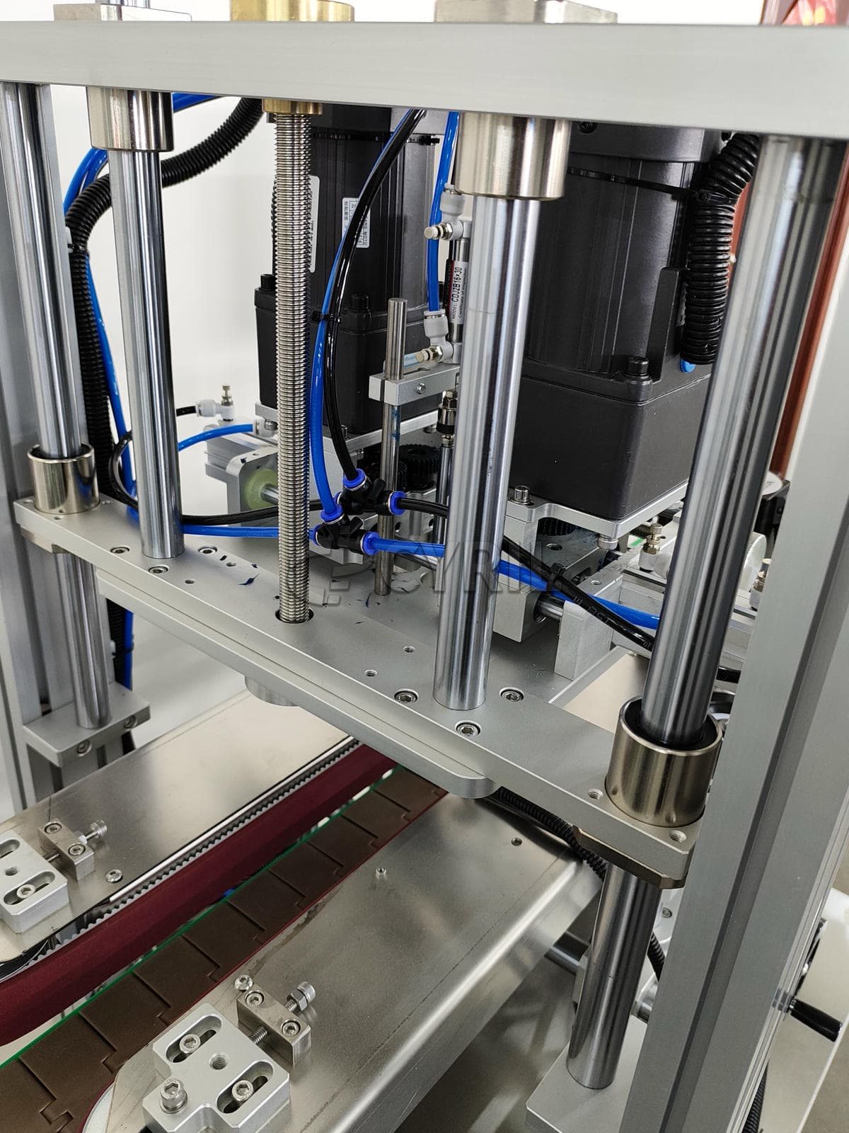 Four-wheel capping and capping machine