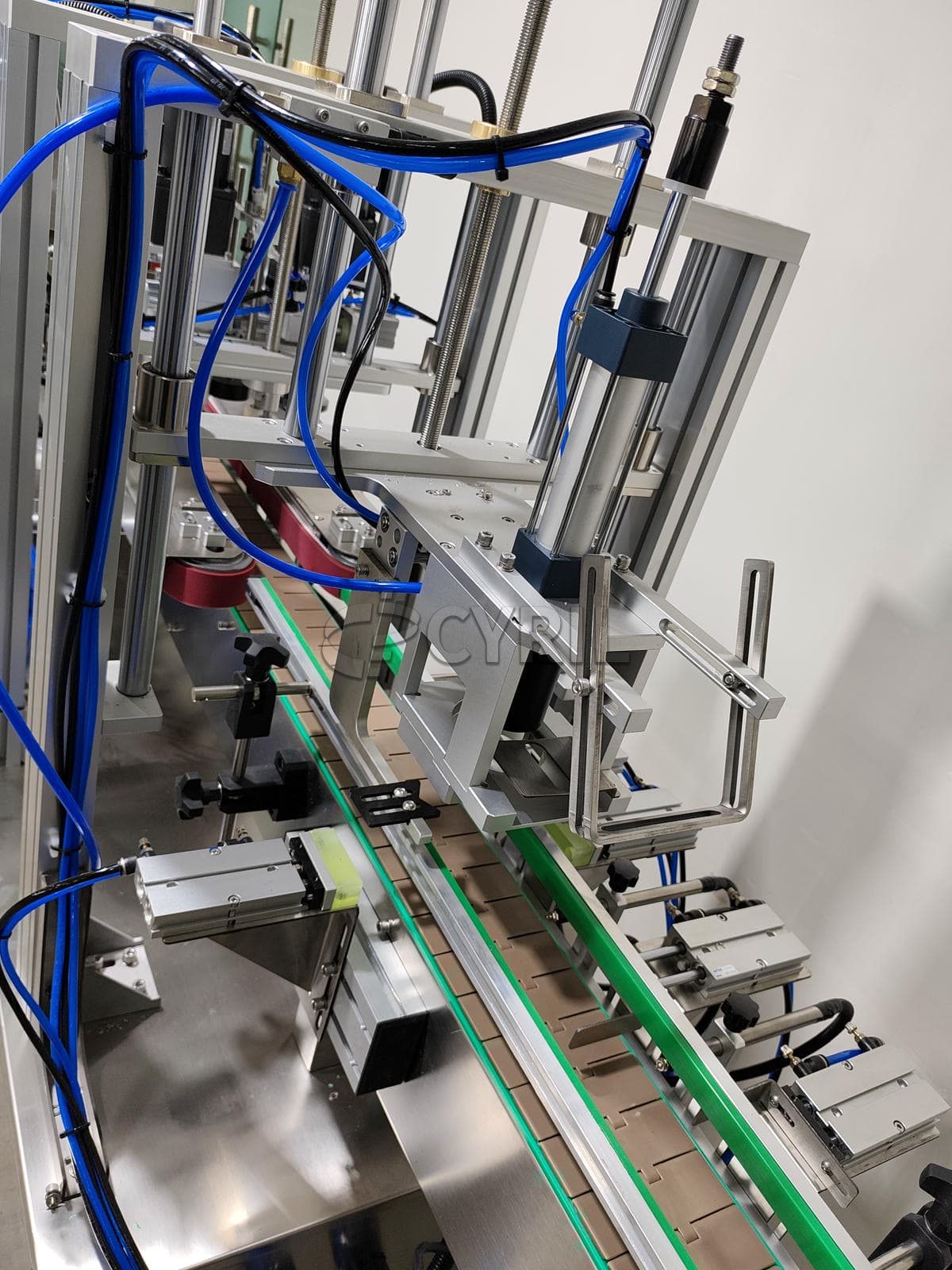 Four-wheel capping and capping machine