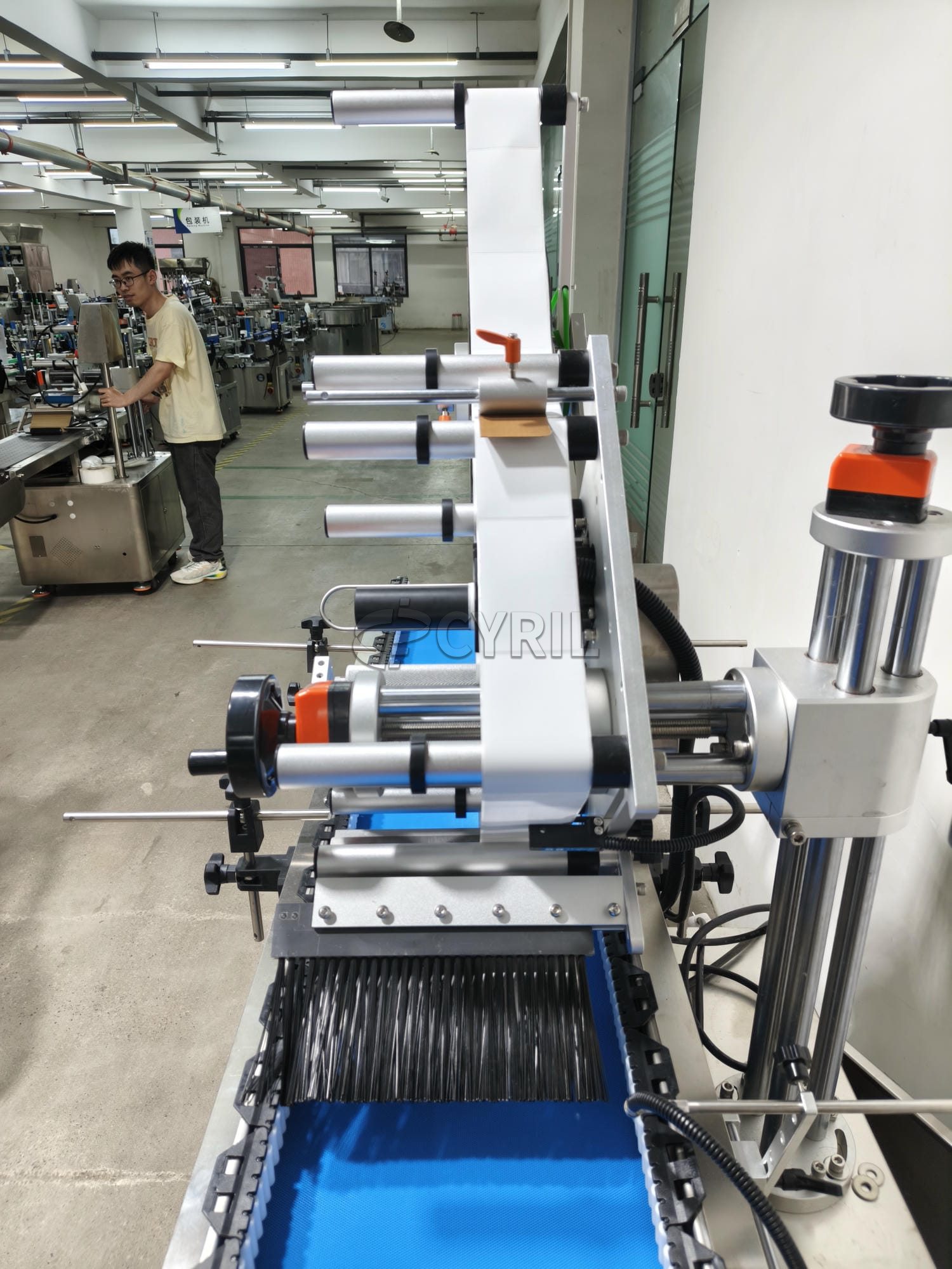 Flat labeling machine roller guide