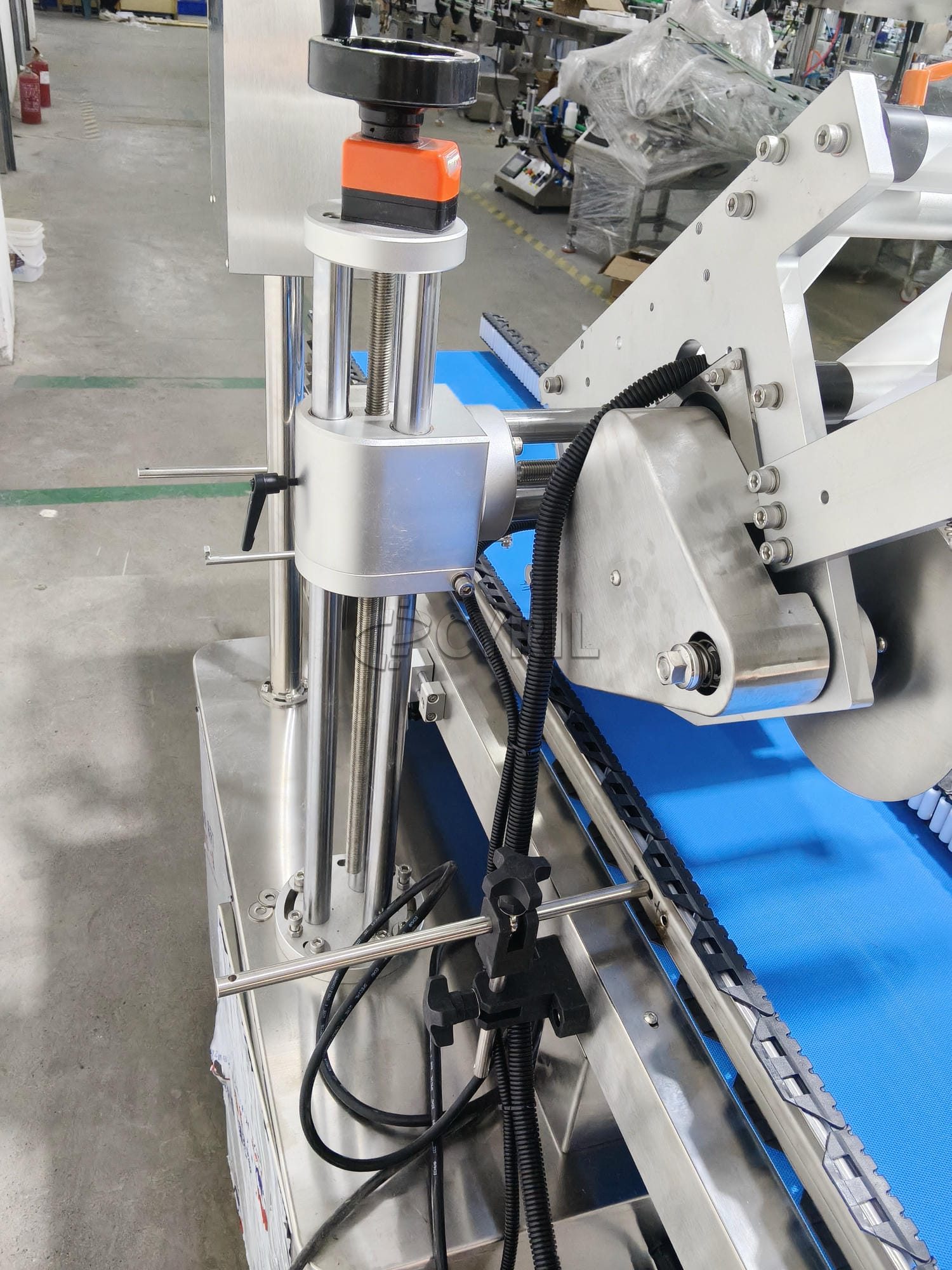 Flat labeling machine roller guide