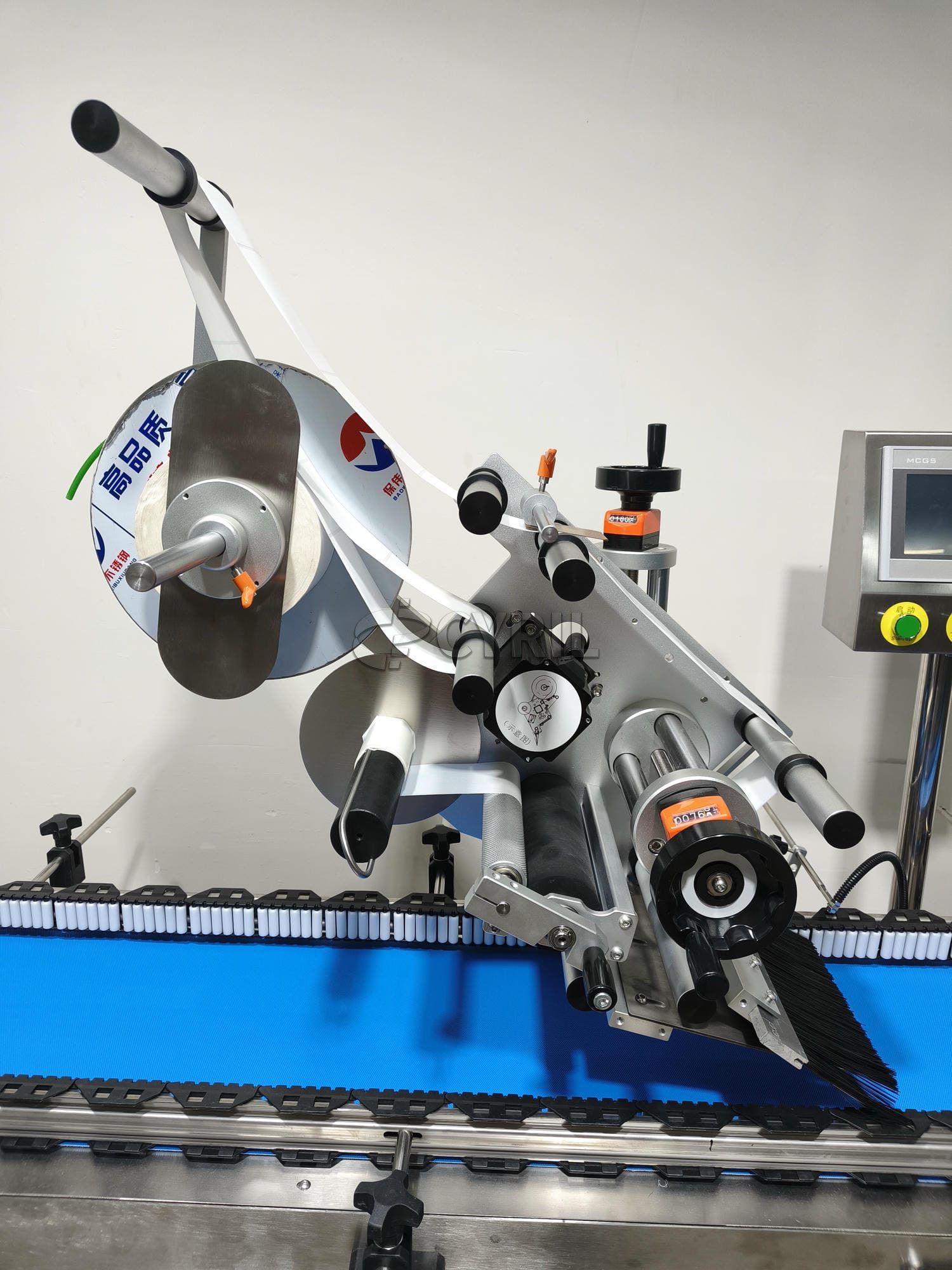 Flat labeling machine roller guide