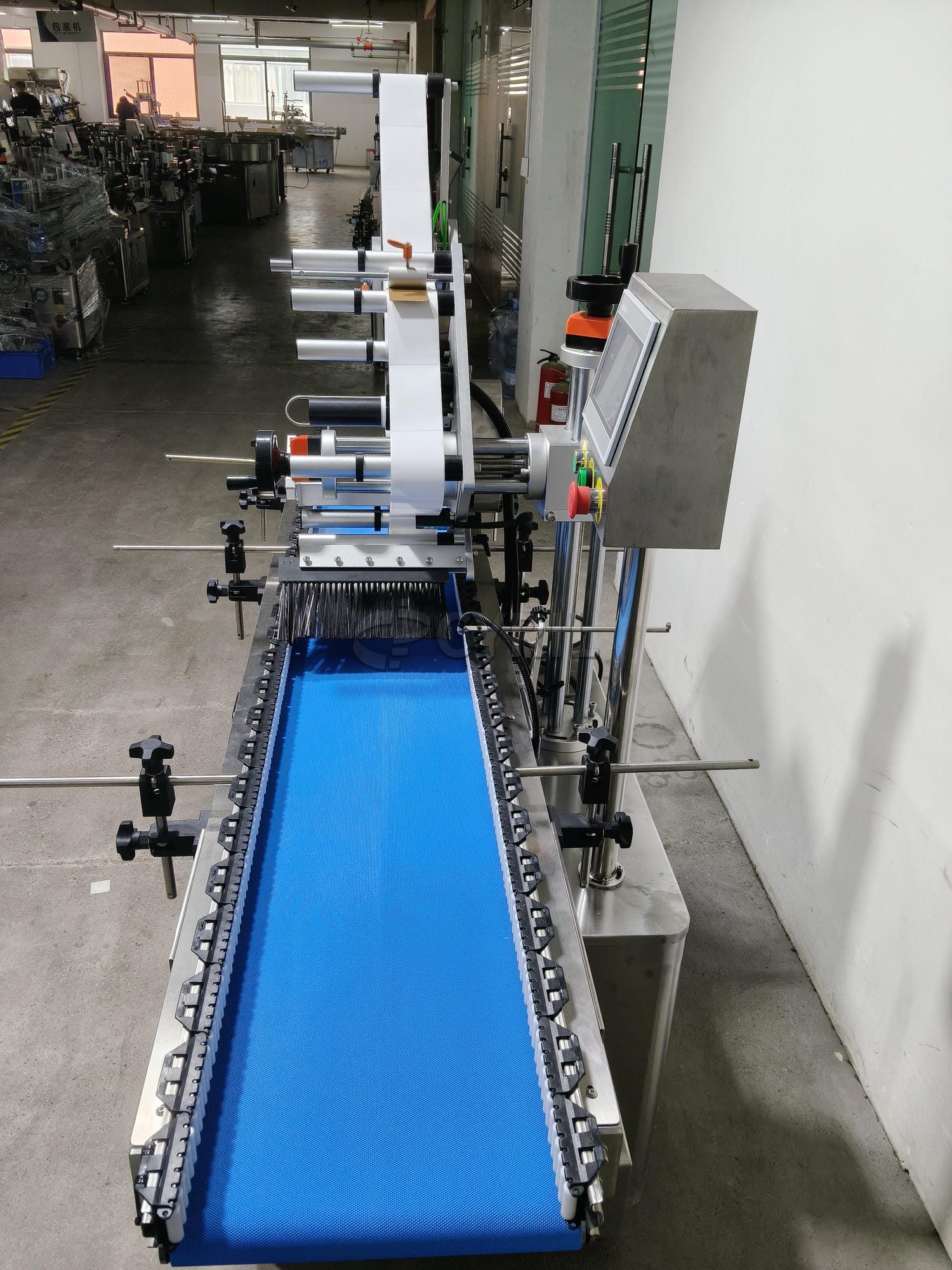 Flat labeling machine roller guide