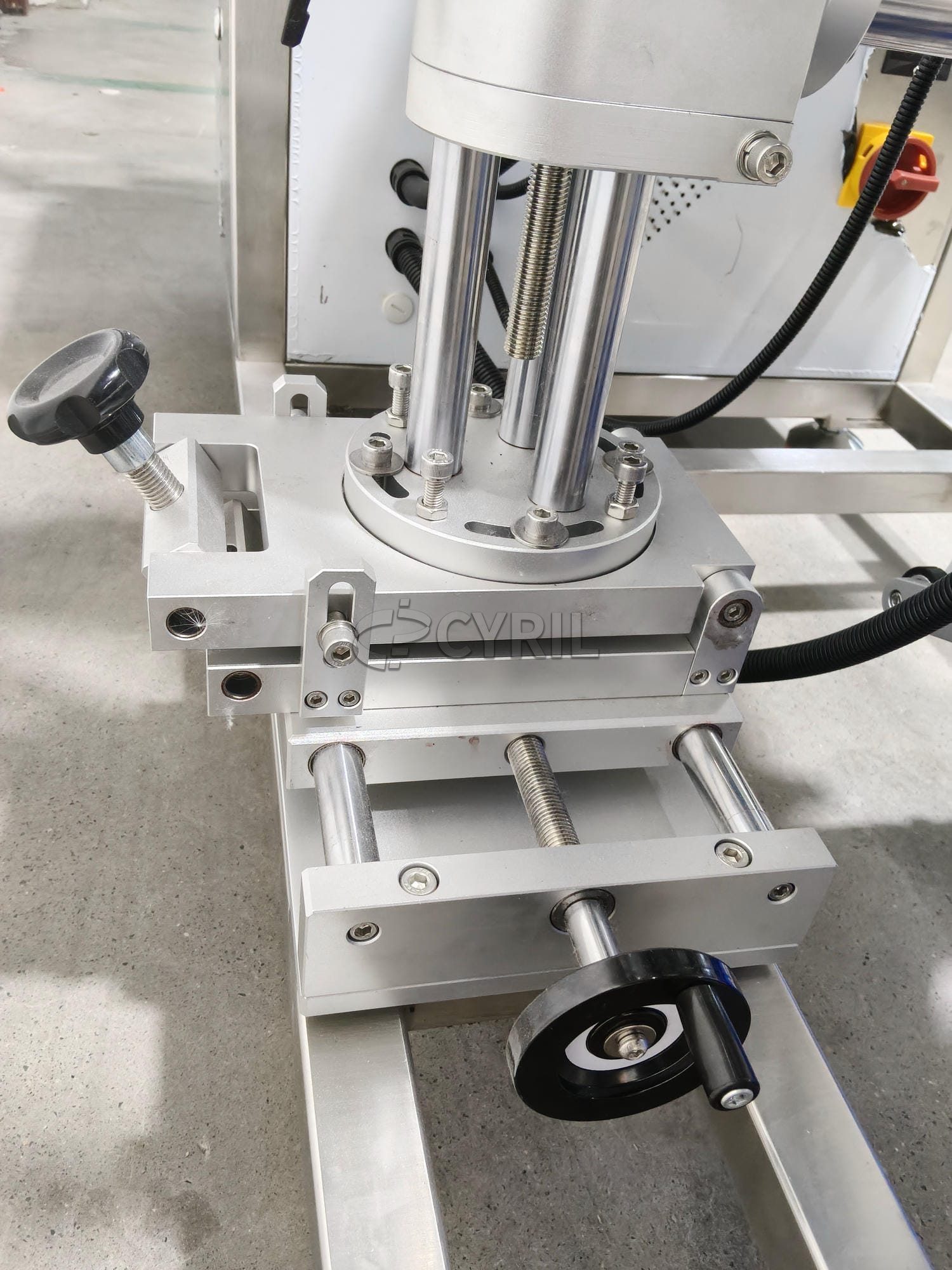 Flat labeling machine under pressure