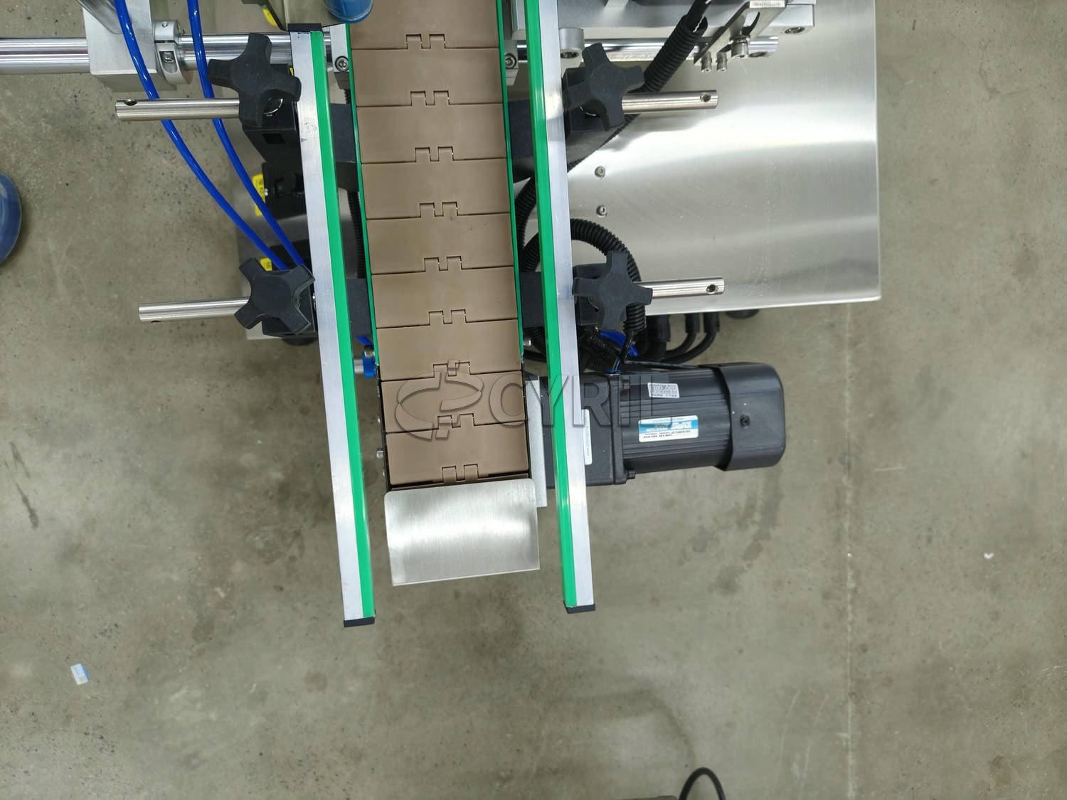 Desktop round bottle positioning labeling machine